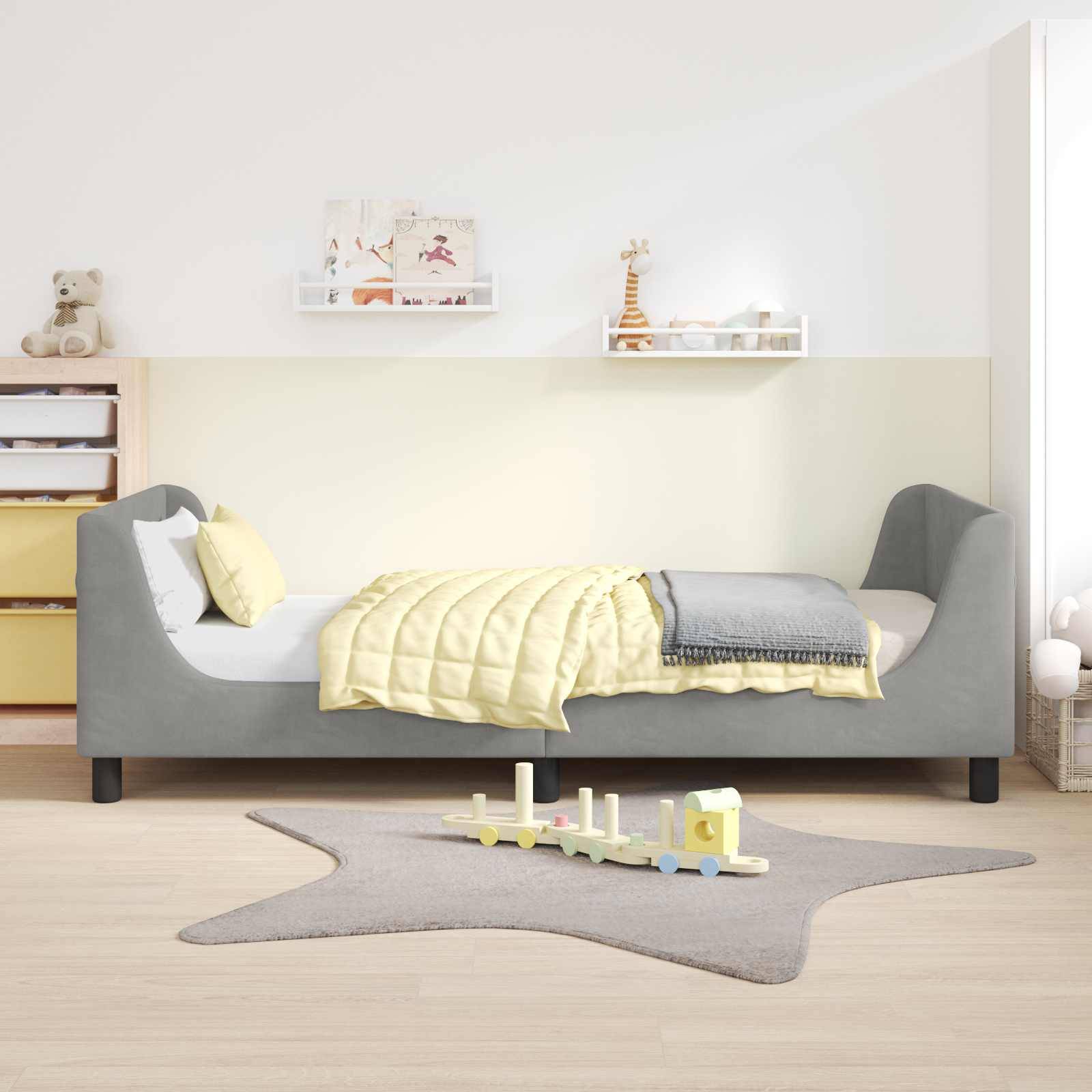 Ein gemütliches Kinderzimmer mit einem grauen Bett mit gelber Bettwäsche, einem plüschigen Teppich und einem Regal mit Spielzeugen und Büchern. Ein heller und aufgeräumter Raum.