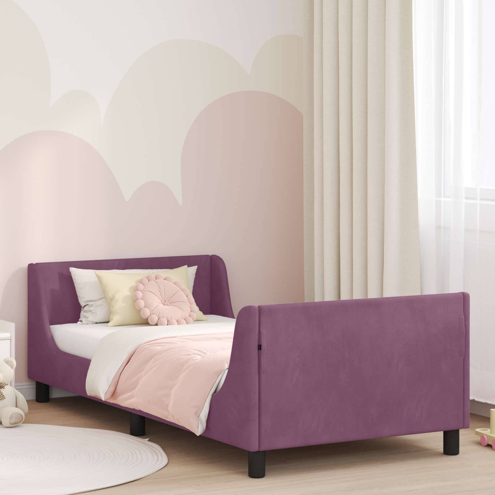 Ein gemütliches Kinderzimmer zeigt ein kleines lila Bett mit einer weißen Bettdecke und dekorativen Kissen, sanften rosa Akzenten und pastellfarbenen Wandgestaltungen.