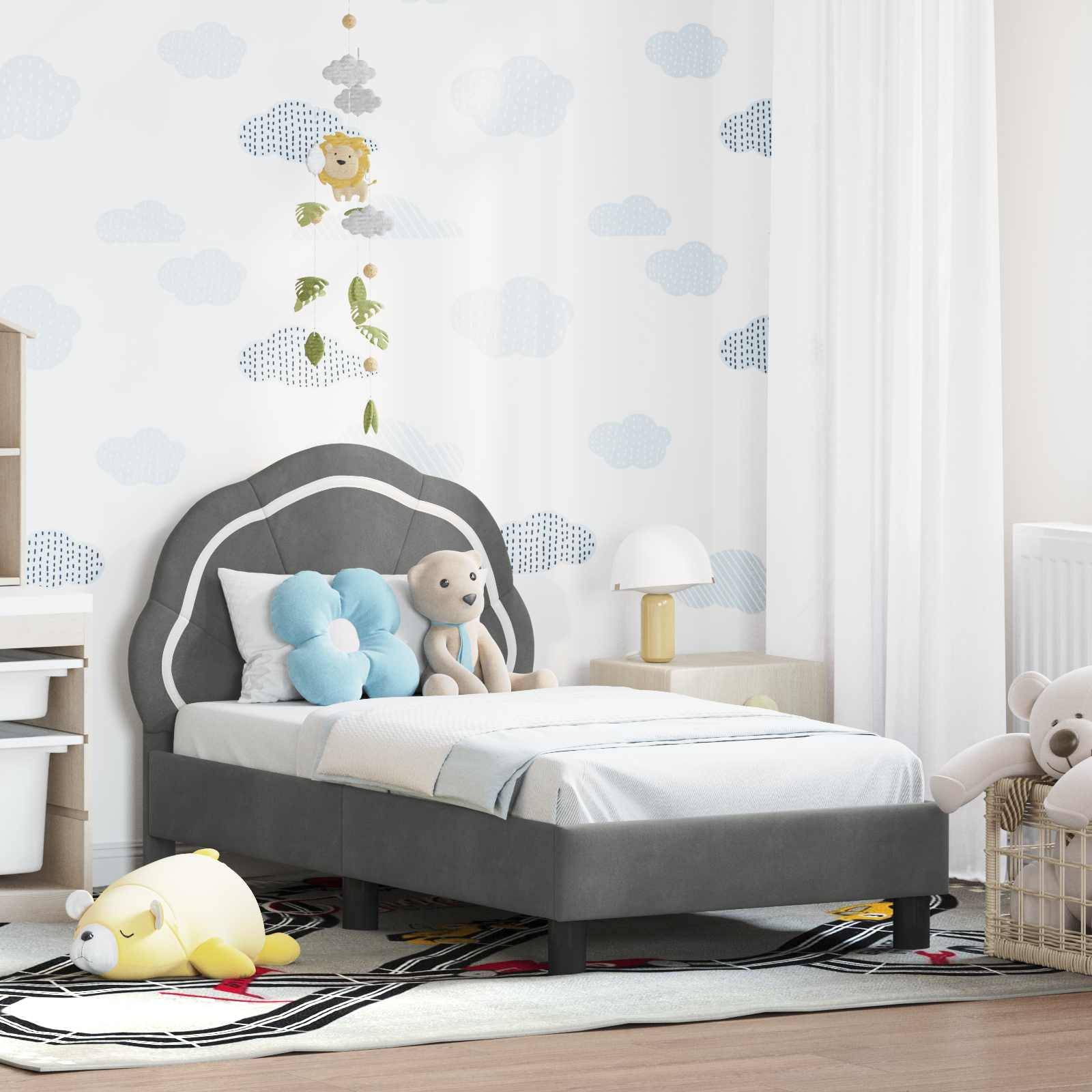 Ein Kinderzimmer mit einem grauen Bett, Wolken- und Ballontapete sowie Teddybären. Ein blauformes wolkenförmiges Kissen liegt auf dem Bett.