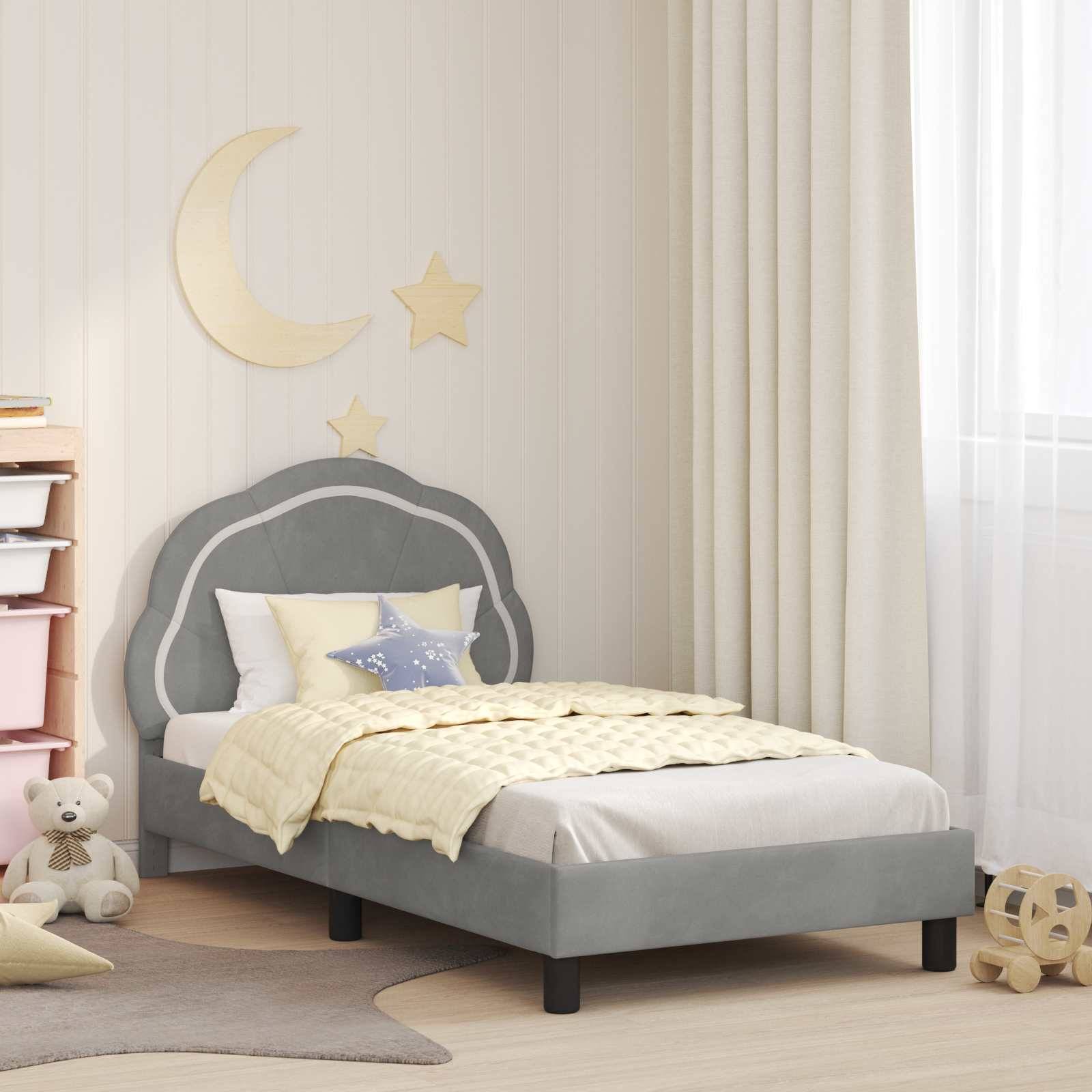 Ein Kinderzimmer zeigt eine Wanddekoration mit Mond und Sternen, ein Bett mit einem grauen Kopfteil, ein Regal mit Aufbewahrungskörben und einen Teddybären.
