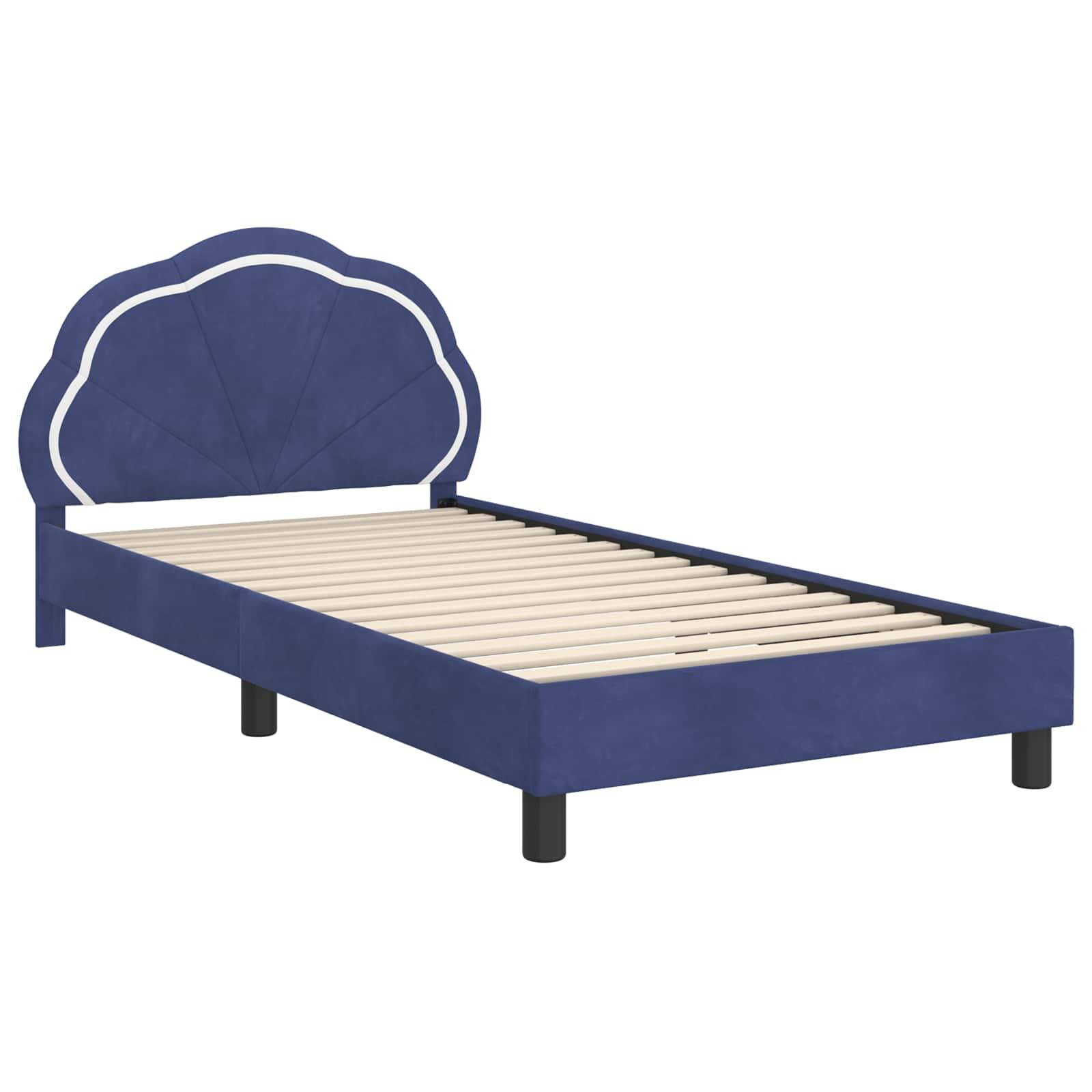 Ein blaues Einzelbett mit einem muschelförmigen Kopfteil, das eine weiße Umrandung aufweist. Der Rahmen verfügt über Holzlatten und schwarze Beine.