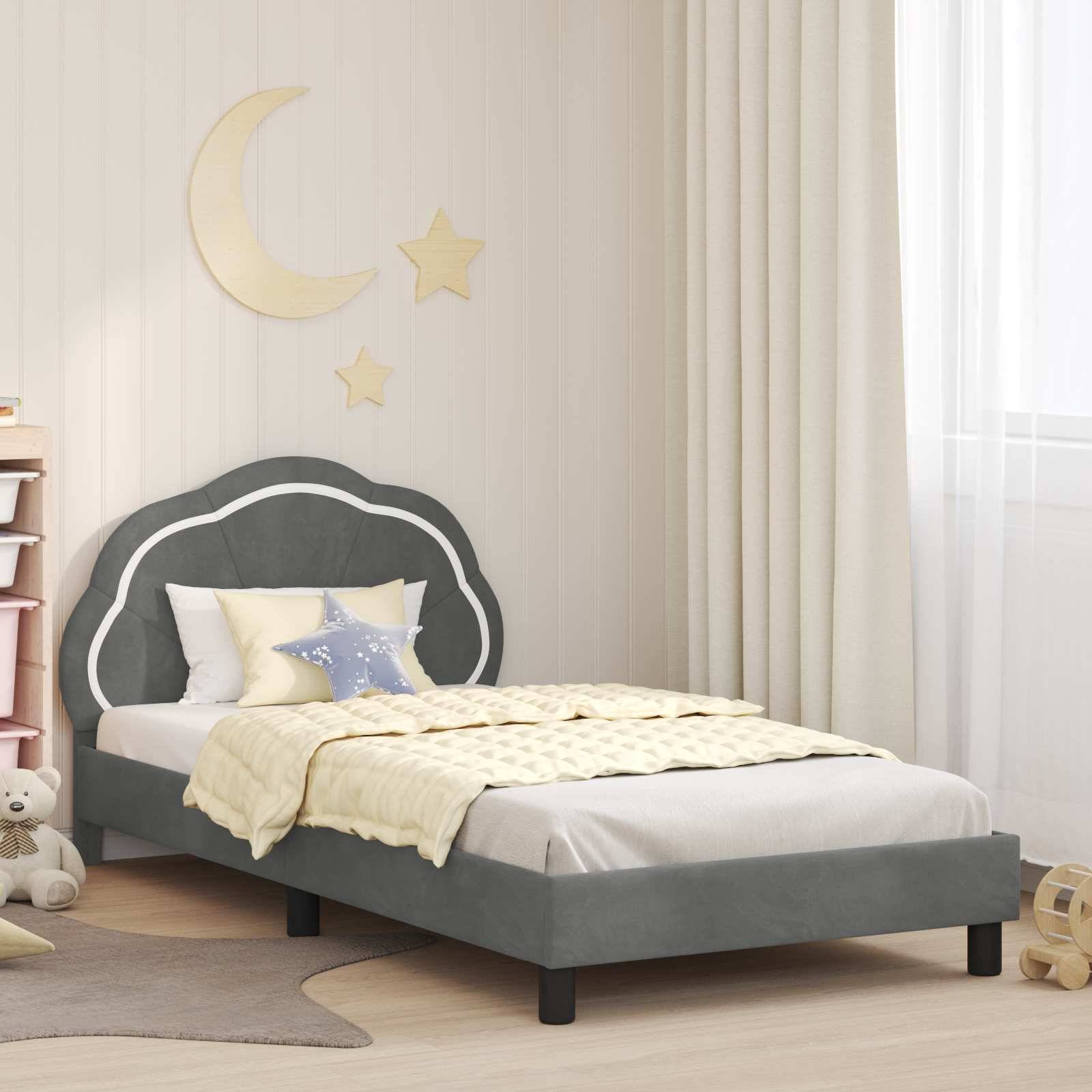 Kinderzimmer mit einem grauen Bett, sternengemusterten Kissen, einer gelben Steppdecke und Wandtattoos mit Mond und Sternen. Eine sanfte, neutrale Farbpalette.