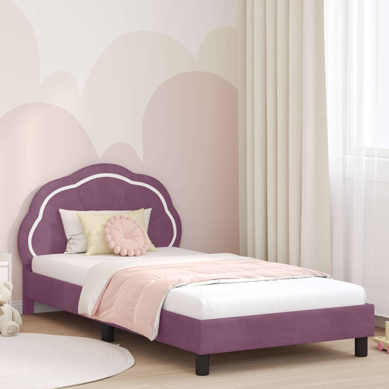 Ein ordentlich gemachtes Bett mit einem lila Rahmen und Kopfteil, geschmückt mit weißen und rosa Kissen und einer rosa Decke in einem sanft beleuchteten Schlafzimmer.