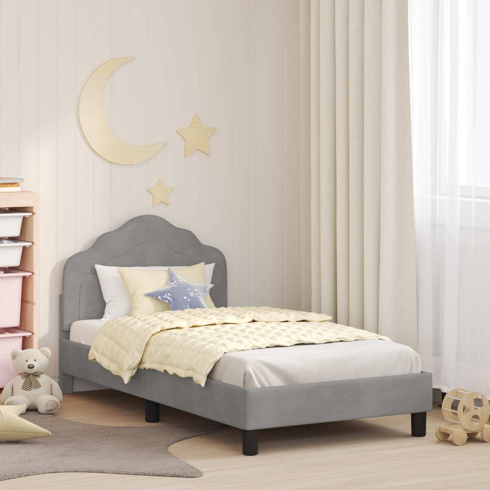 Ein gemütliches Kinderzimmer mit einem grauen Bett, weicher gelber Bettwäsche und Stern- und Mondwanddekoration. Ein rosa Regal trägt Spielzeug. Licht filtert durch die Vorhänge.