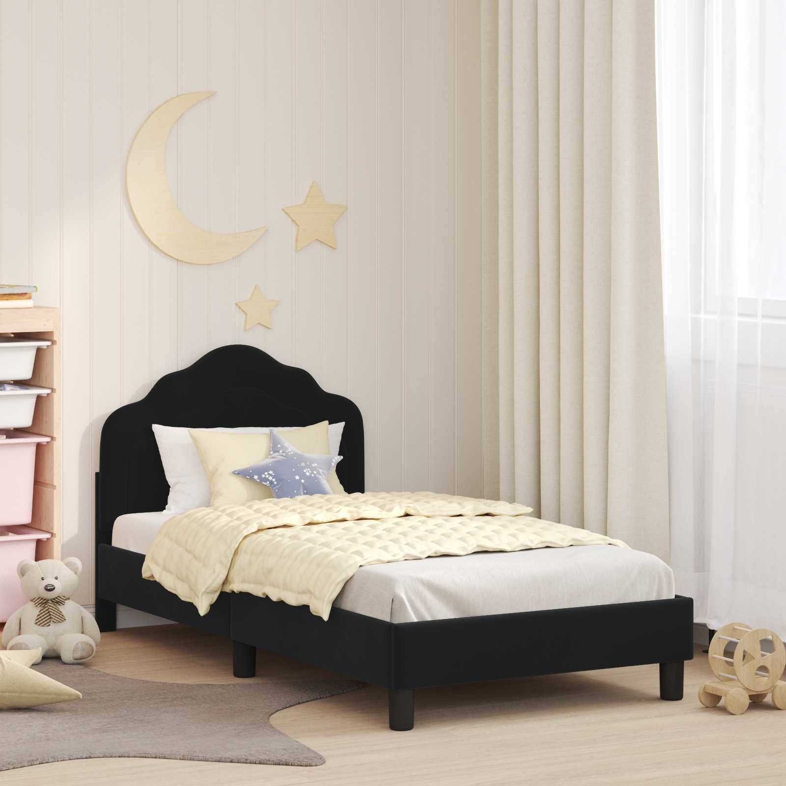Ein Kinderzimmer mit einem Einzelbett, hellgelbem Bettzeug, einem Teddybär und Wanddekoration mit Mond und Sternen. Licht fällt durch die Vorhänge herein.