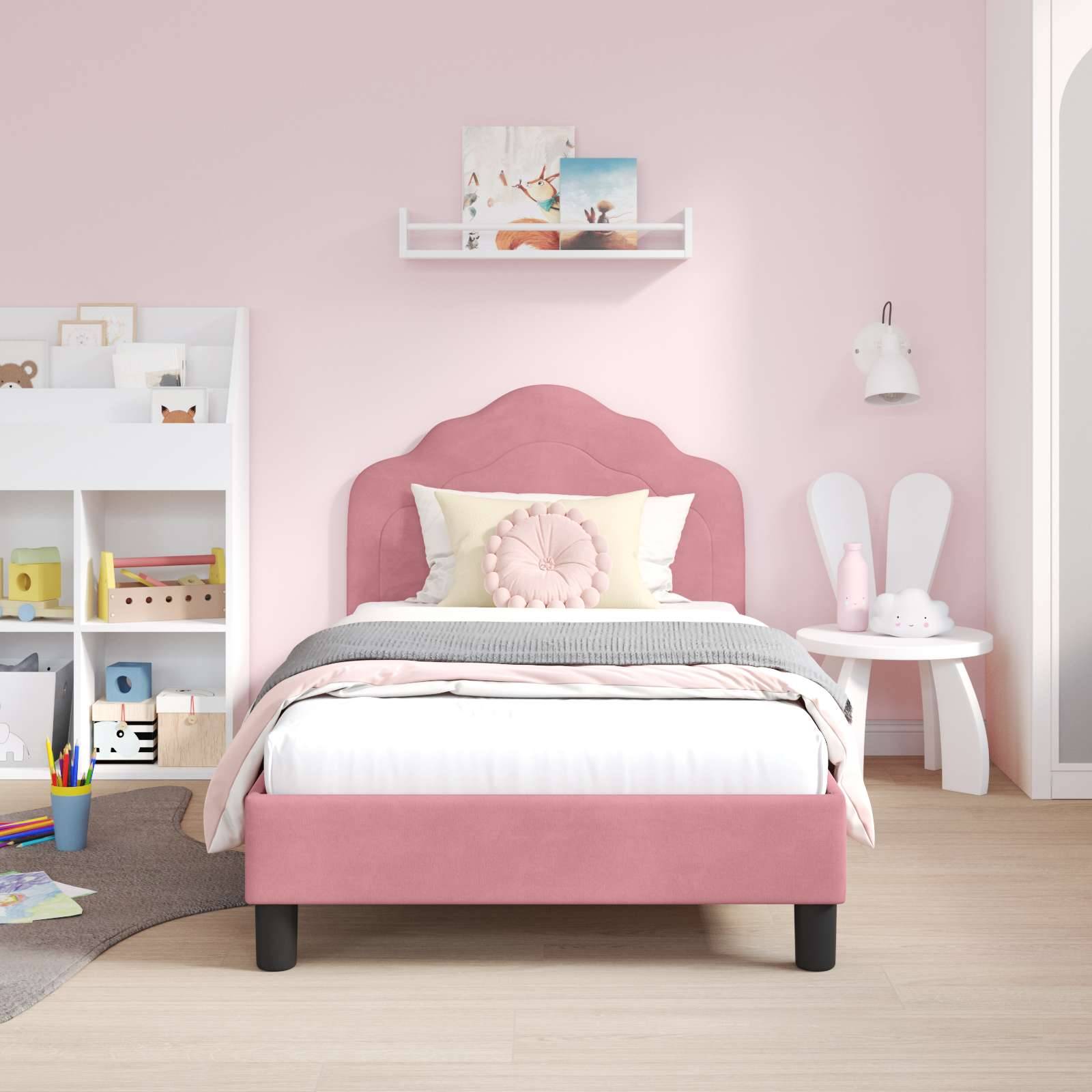 Ein ordentlich eingerichtetes Kinderzimmer mit einem rosa Bett, bunten Spielaufbewahrungen und Wandregalen. Der Raum ist sanft beleuchtet und schafft eine gemütliche Atmosphäre.