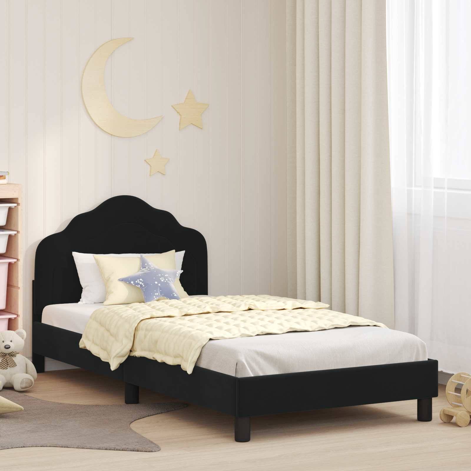 Ein gemütliches Kinderzimmer mit einem schwarzen Bett, cremefarbener Bettwäsche und sternenmotivierter Wanddekoration; ein Stuhl und ein Bücherregal stehen in der Ecke.