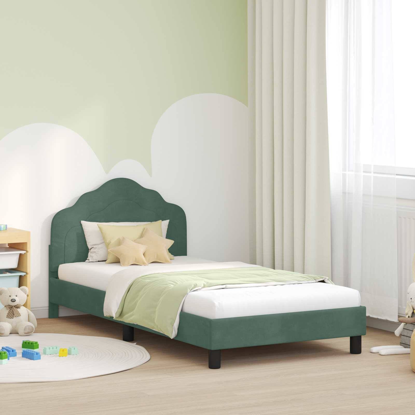 Ein Kinderzimmer mit einem Bett, das mit grüner Bettwäsche und sternförmigen Kissen ausgestattet ist. Spielzeug auf dem Boden und hellgrüne sowie weiße Wände.