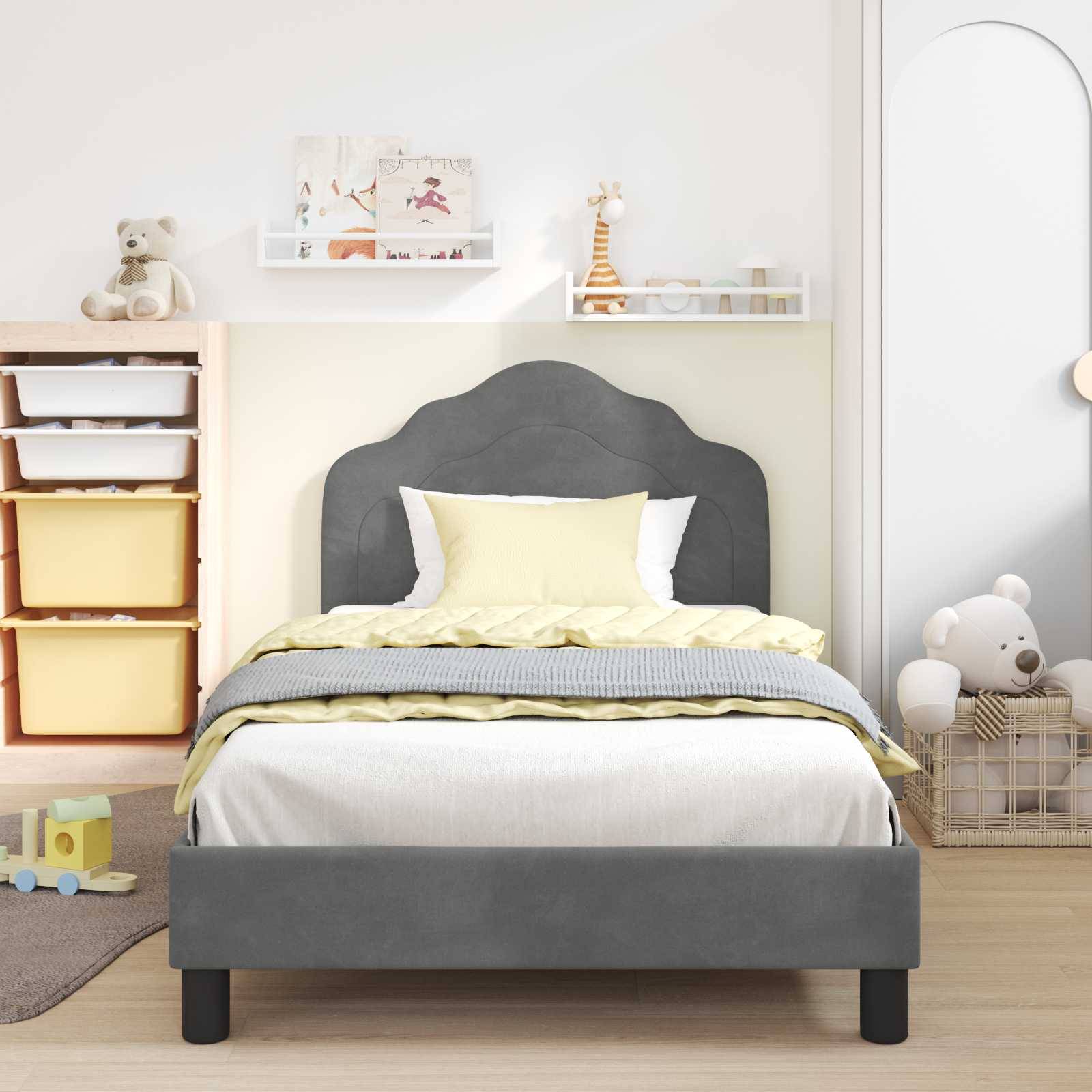 Ein Kinderzimmer mit einem Bett, das einen grauen Kopfteil und eine gelb-weiße Bettwäsche hat. Im Hintergrund befinden sich Regale mit Spielzeug und Aufbewahrungsboxen.