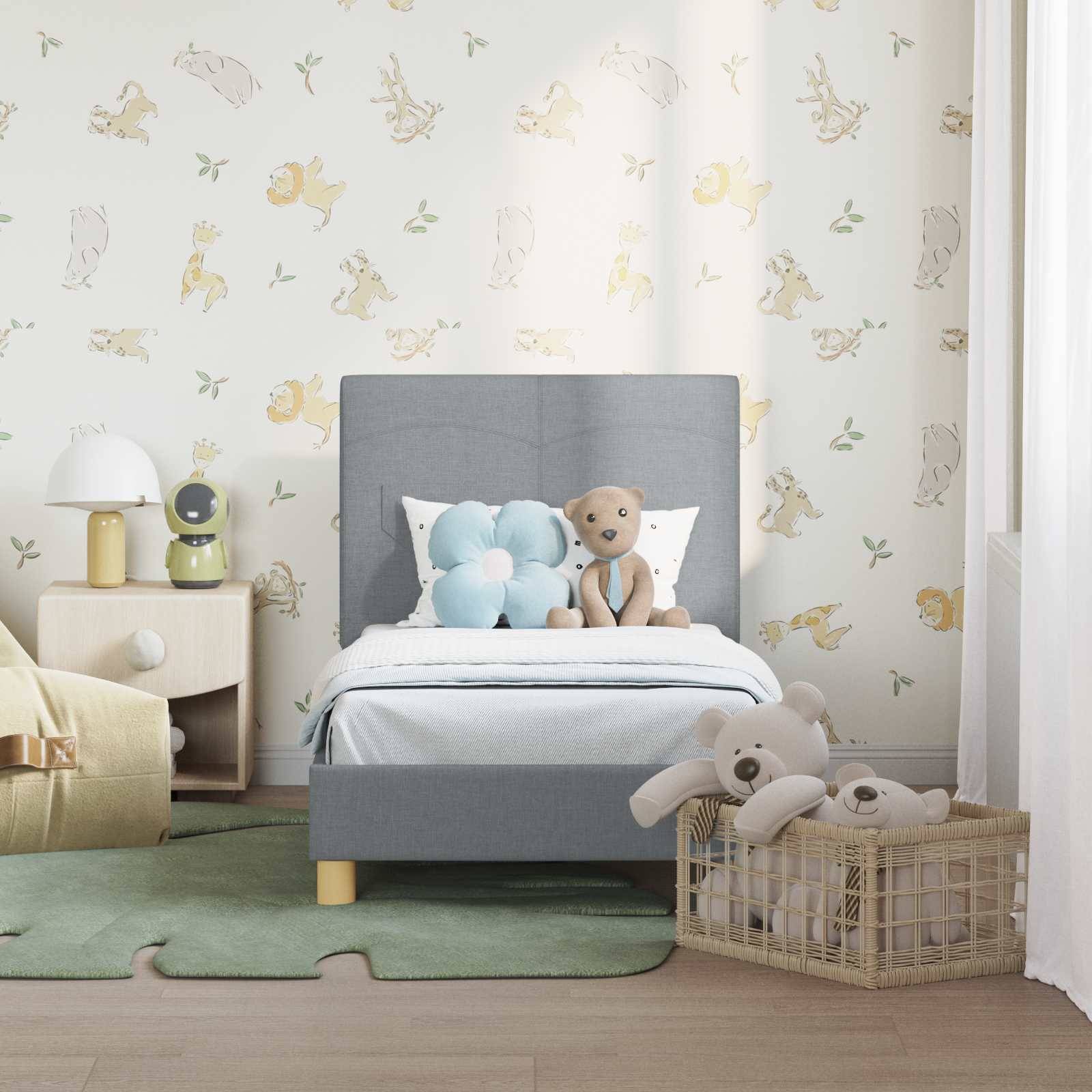 Ein gemütliches Kinderzimmer mit einem grauen Bett, Teddybären und einem Wolkenkissen. Die Tapete hat verspielte Tierdesigns. Natürliches Licht fällt durch ein Fenster.