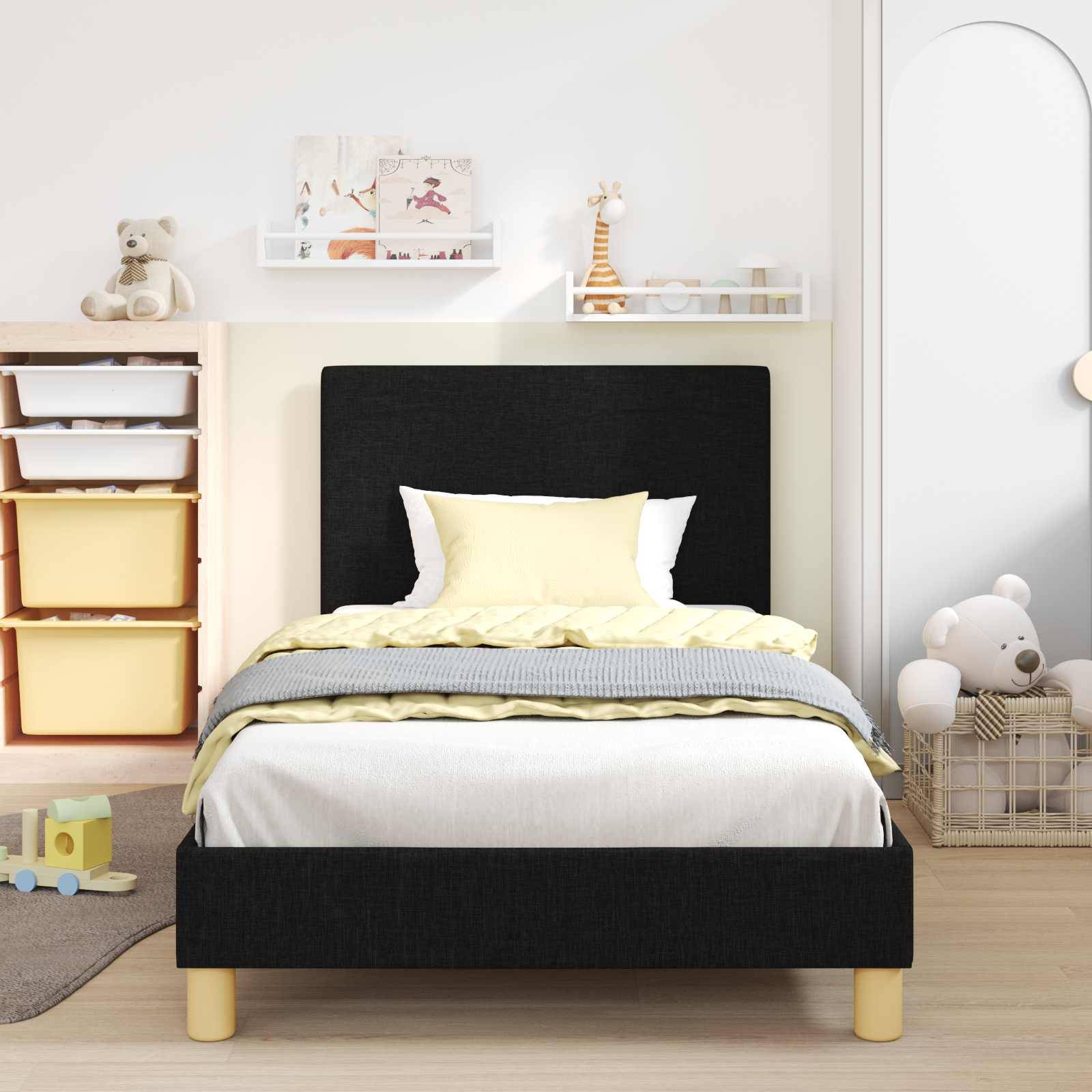 Ein Kinderzimmer mit einem schwarzen Bett, gelber Bettwäsche, Spielzeugaufbewahrung und Teddybären. Regale mit Büchern und Spielsachen; eine verspielt-fröhliche Atmosphäre.
