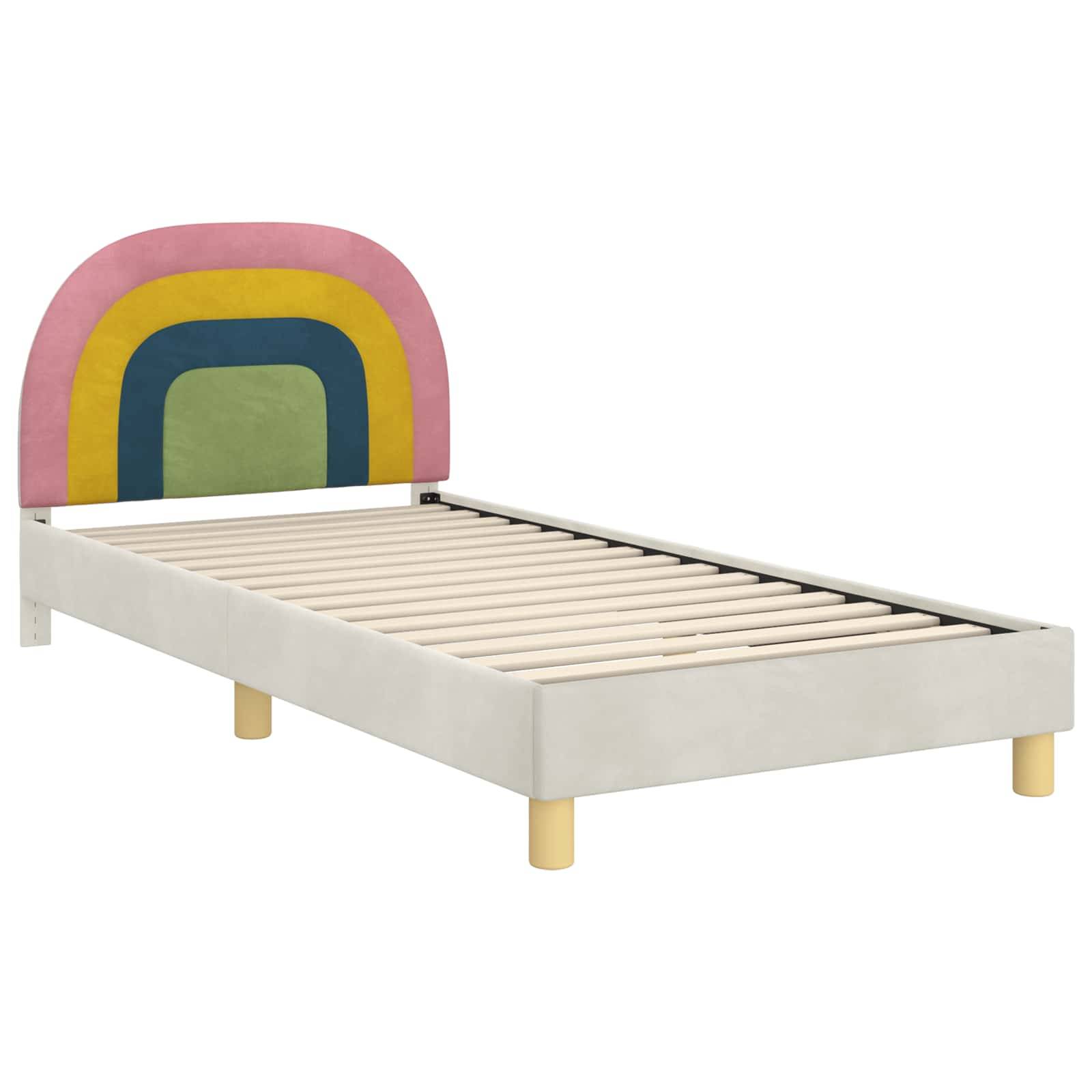 Ein weißer Bettrahmen mit einem farbenfrohen Regenbogenkopfteil mit rosa, gelben und grünen Bögen. Das Bett hat Holzbeine und keine Matratze.