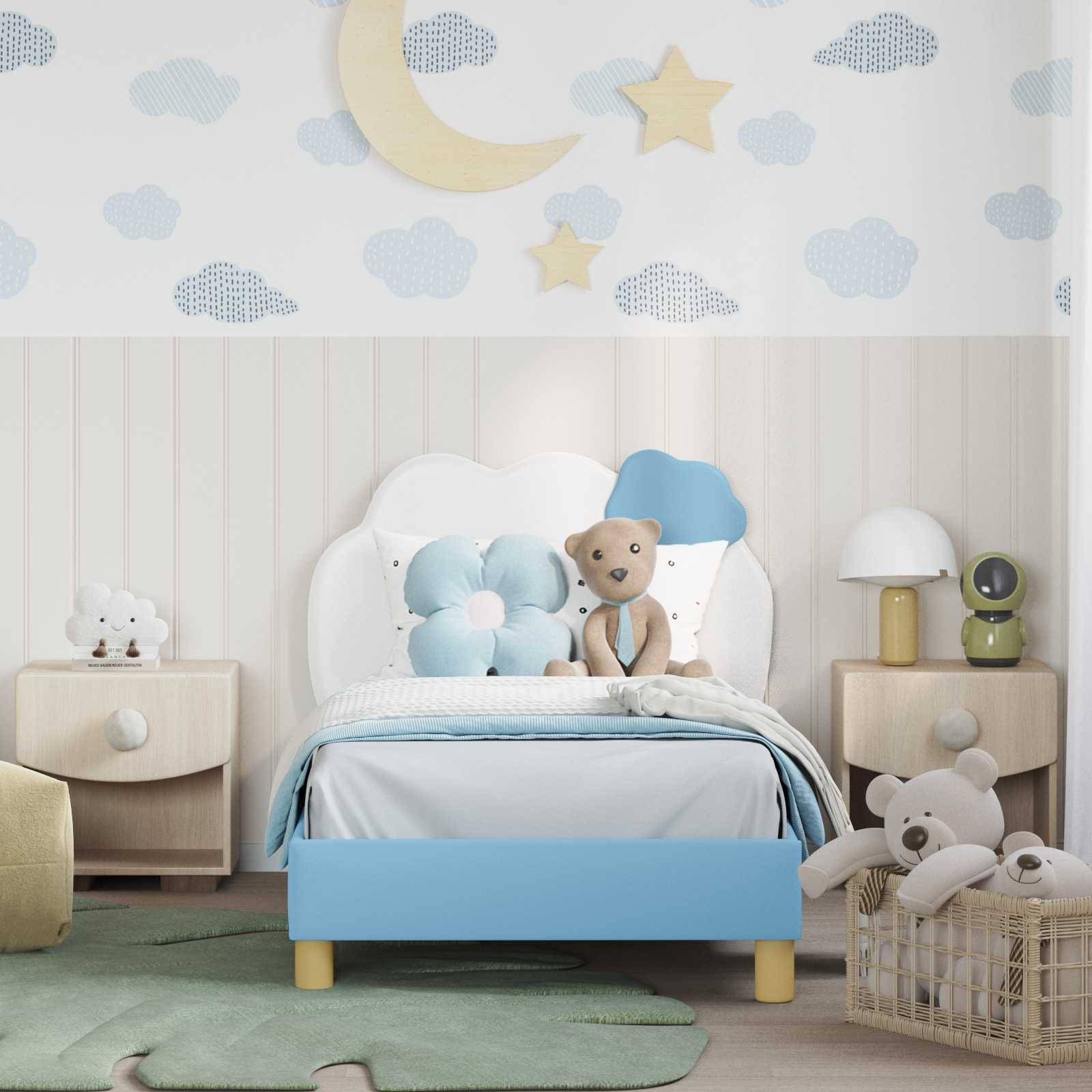 Ein Kinderschlafzimmer mit einem blauen Bett, einem Teddybär und wolkenförmiger Dekoration an den Wänden. Sanfte Beleuchtung und verspielte Elemente schaffen eine gemütliche Atmosphäre.