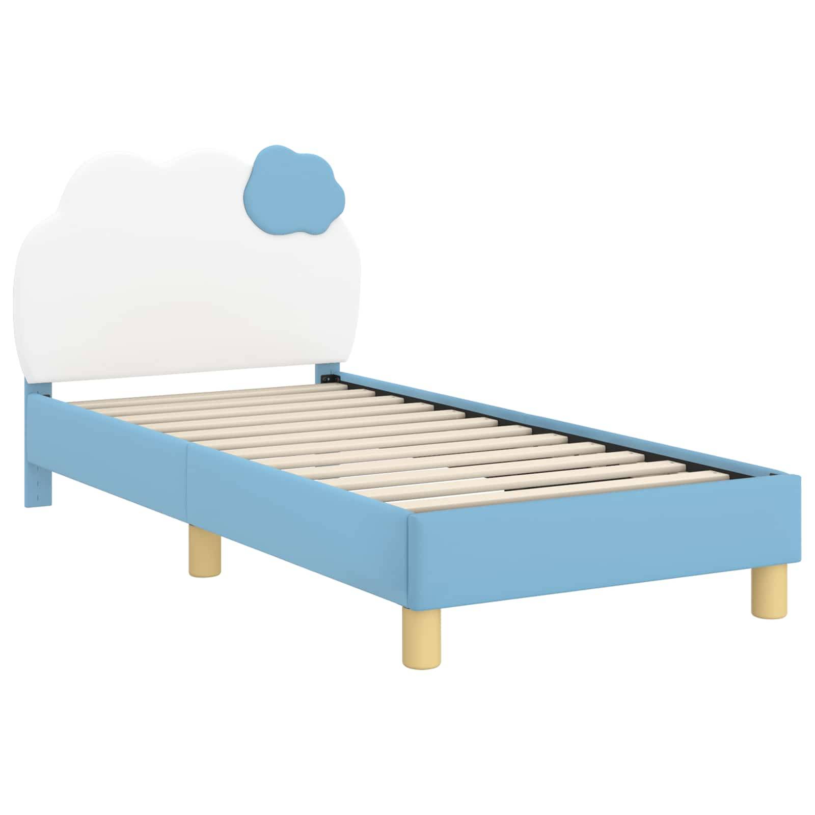 Ein Kinderbett mit blauem Rahmen und wolkenförmigem Kopfteil, das einen kleinen blauen Akzent aufweist. Das Bett verfügt über Holzlatten und kurze Beine.