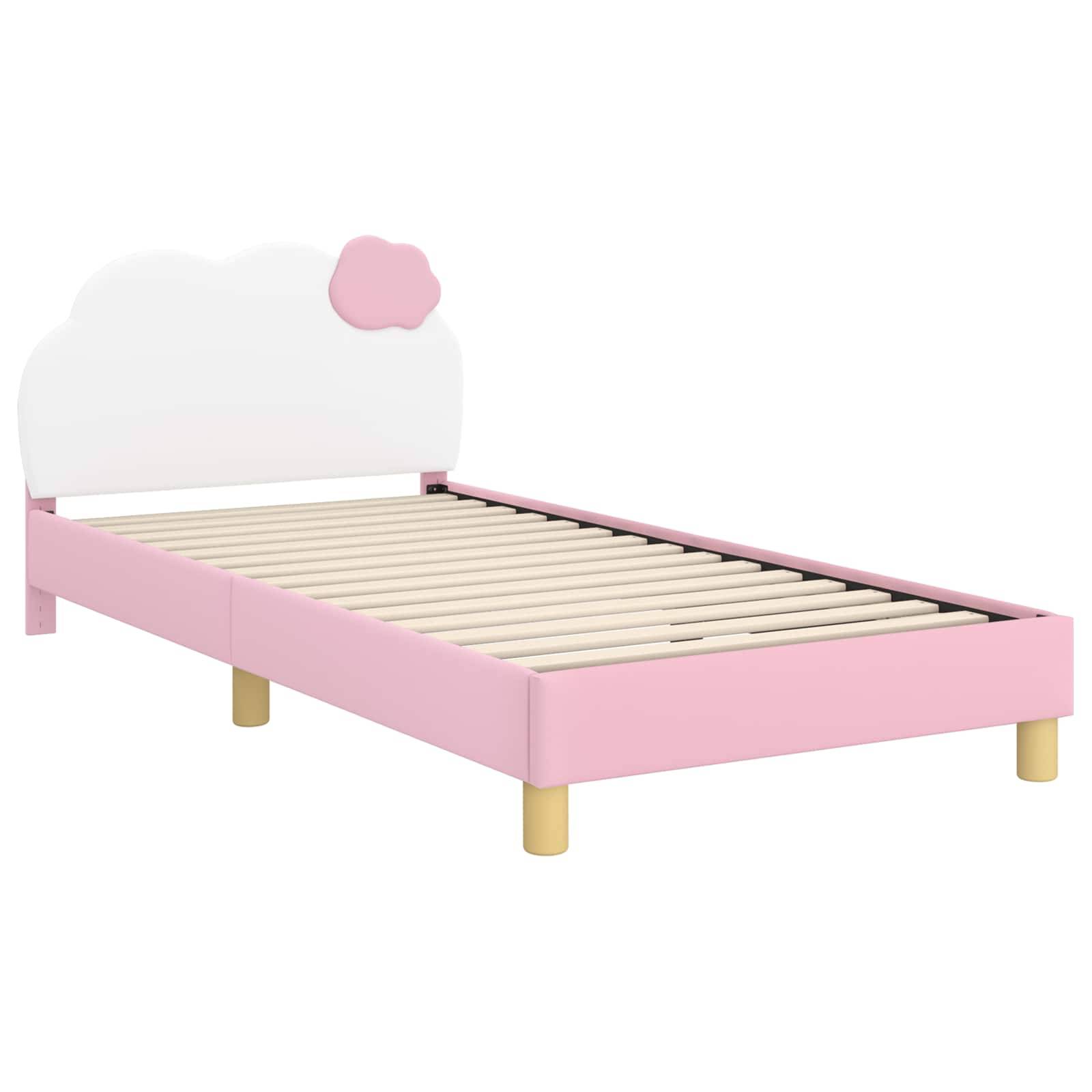 Ein Kinderbett mit einem rosa Rahmen und einer wolkenförmigen Kopfseite, mit einer rosa Wolkendetail. Die Holzlatten sind sichtbar.