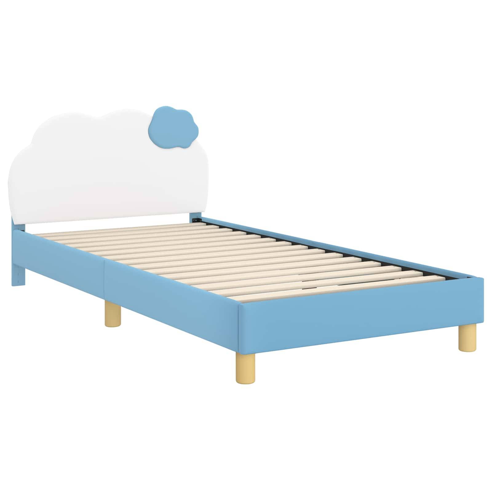 Ein Kinderbettgestell mit einer wolkenförmigen Kopfseite und einem kleinen blauen Wolkenakzent auf einem überwiegend weißen Design, ausgestattet mit Holzlatten.
