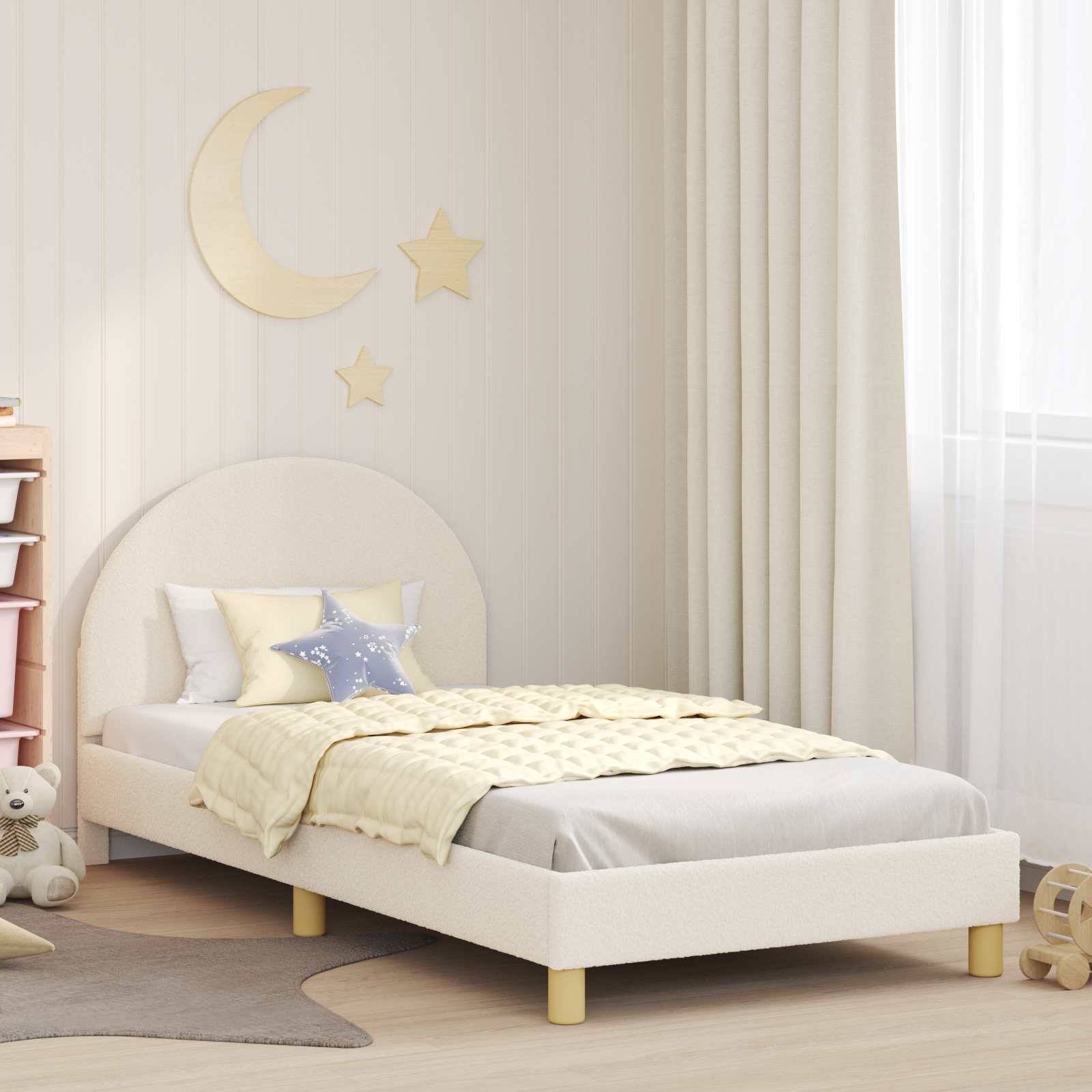 Ein gemütliches Kinderzimmer mit einem Einzelbett, pastellfarbener Bettwäsche und Stern- und Monddekorationen an der Wand. Ein Regal beherbergt Bücher und Spielzeug.