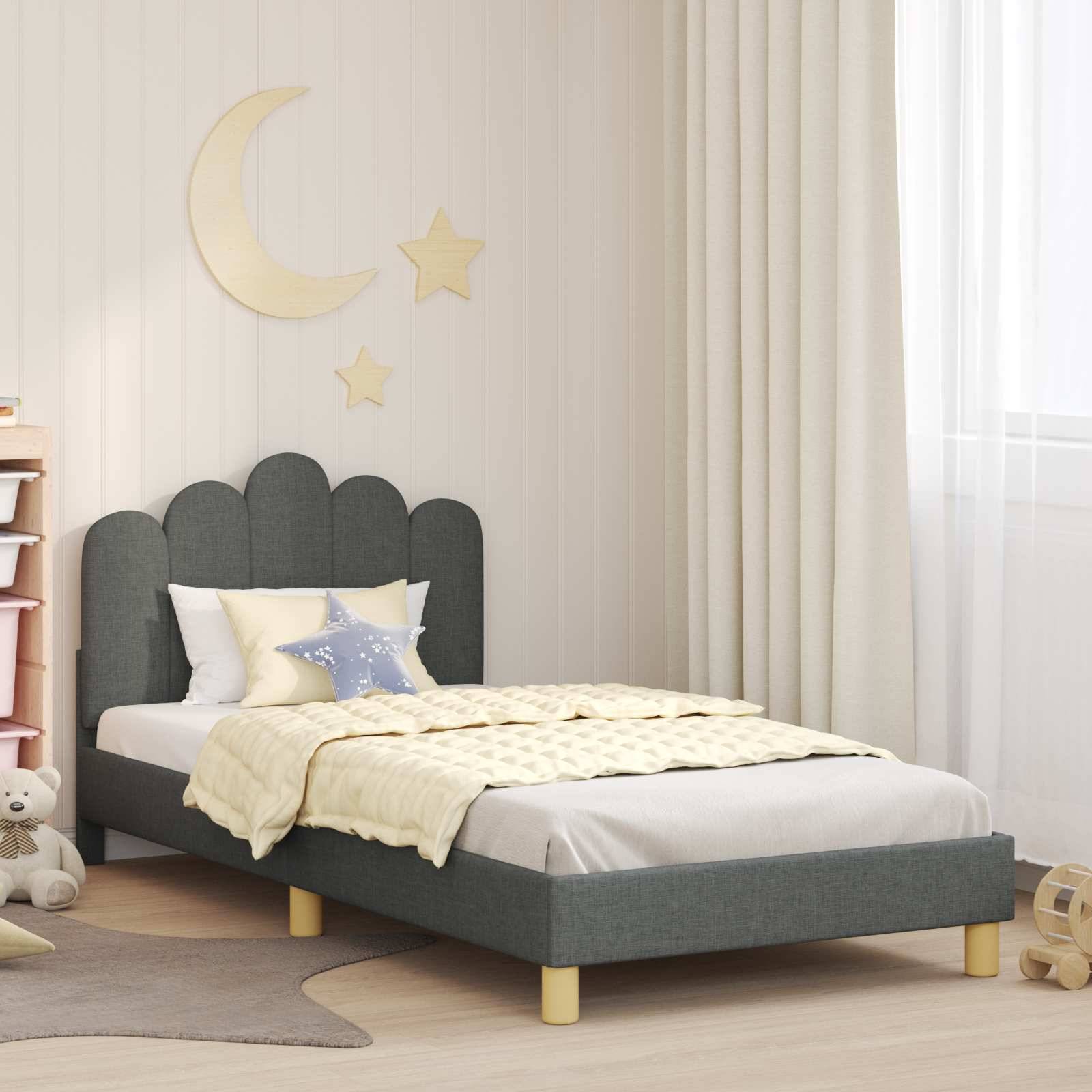 Ein gemütliches Kinderzimmer mit Mond- und Sternendekoration über dem Bett. Das Bett hat ein Kopfteil mit Wellenkanten, weiche Kissen und eine gelbe Decke.
