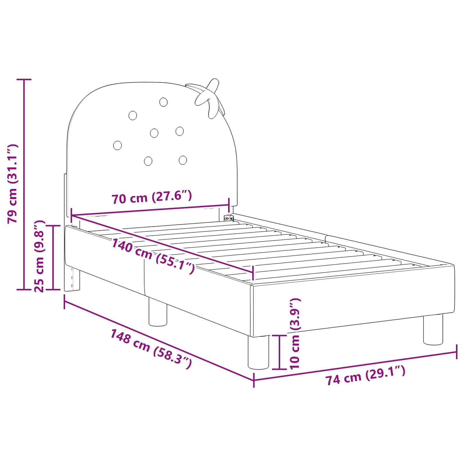 Maße eines Kinderbettes mit floralem Kopfbrett: Höhe 79 cm, Breite 74 cm, Länge 148 cm, Matratzenmaße 140x70 cm.