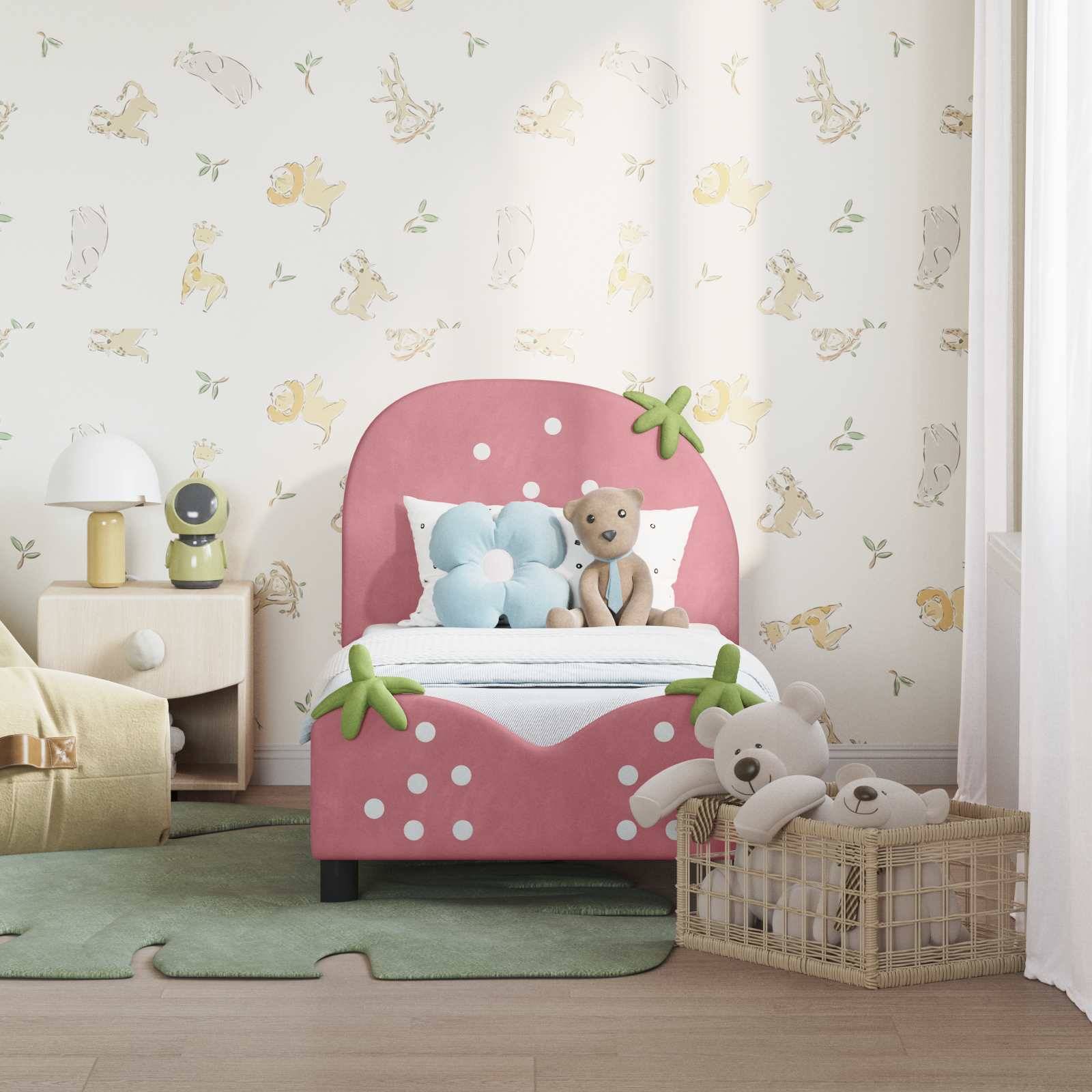 Ein Kinderzimmer mit einem rosa fruchtthematischen Bett, Plüschtieren, hellgefärbter Tapete mit Tiermotiven und einem kleinen Nachttisch.