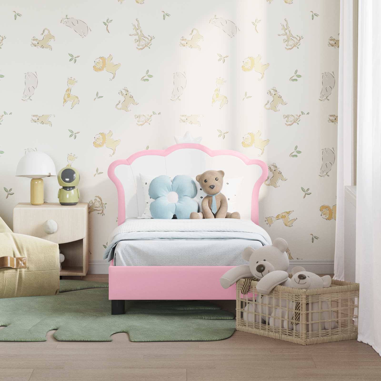 Ein gemütliches Kinderzimmer mit einem rosa Bett, blauem Elefantenkissen und Teddybär. Tiertapeten verzieren die Wände. Ein Nachttisch und ein Korb verleihen Charme.