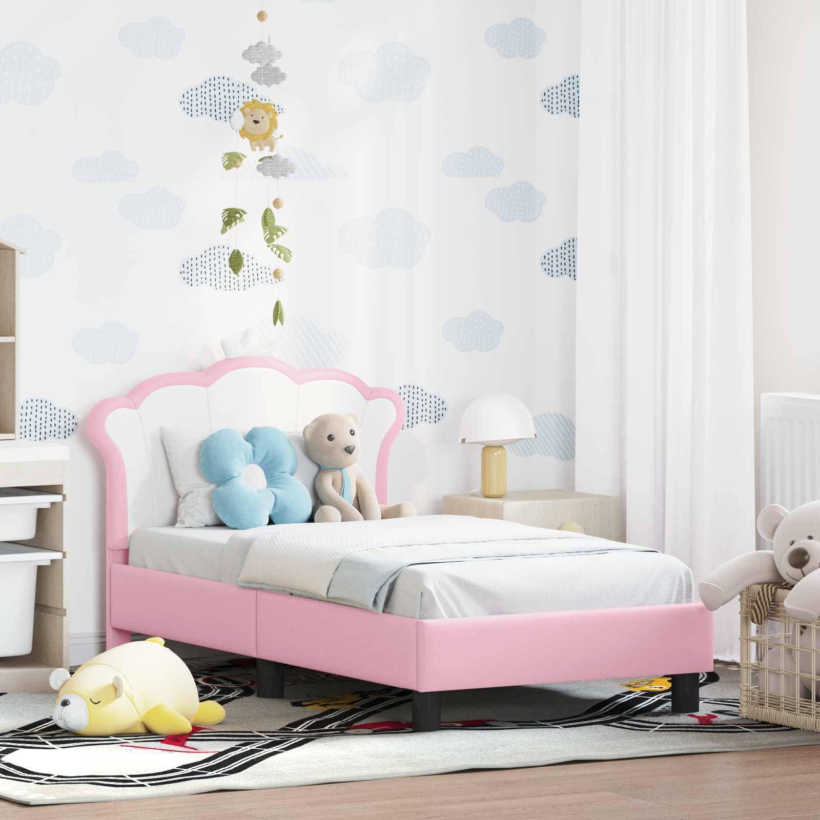 Kinderzimmer mit einem rosa Bett, Plüschtieren und einer Wand mit Wolkenmuster.