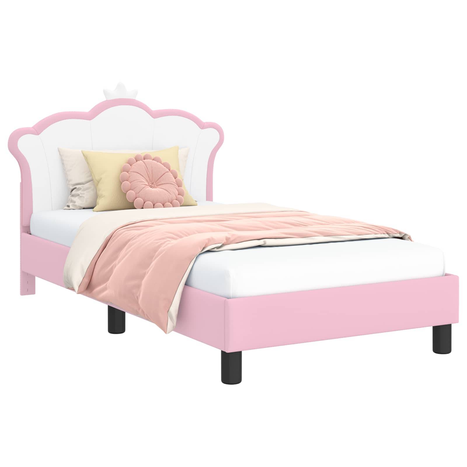 Kinderbett in Rosa und Weiß mit einer gewellten Kopfstütze, weißer Bettwäsche, einem rosa Kissen und einer pfirsichfarbenen Decke, die darüber drapiert ist.