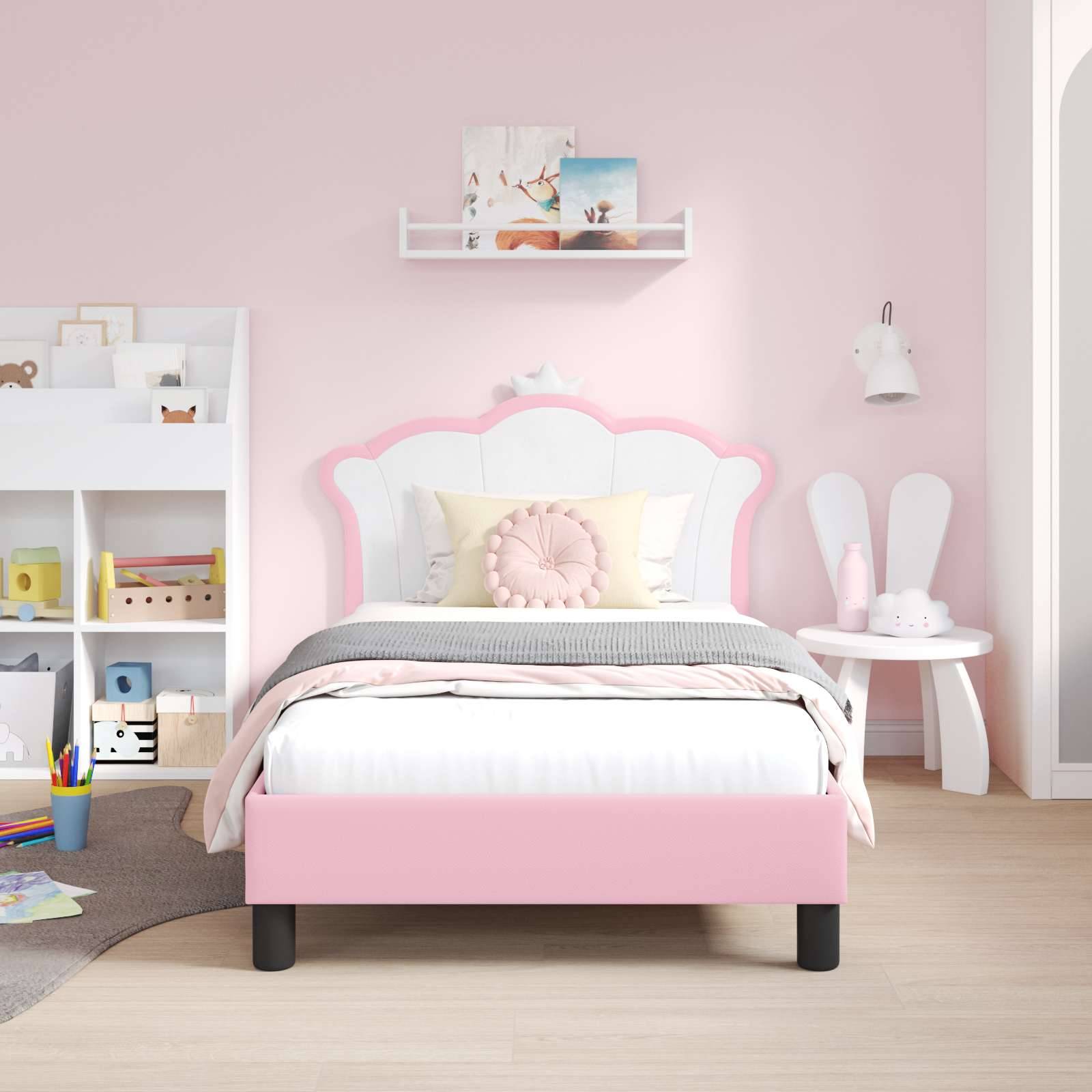 Schlafzimmer für Kinder im Rosa-Design mit einem weiß-rosa Bett, einem Regal, einem Bücherregal und einem Hasenst uhl neben einem kleinen runden Tisch.