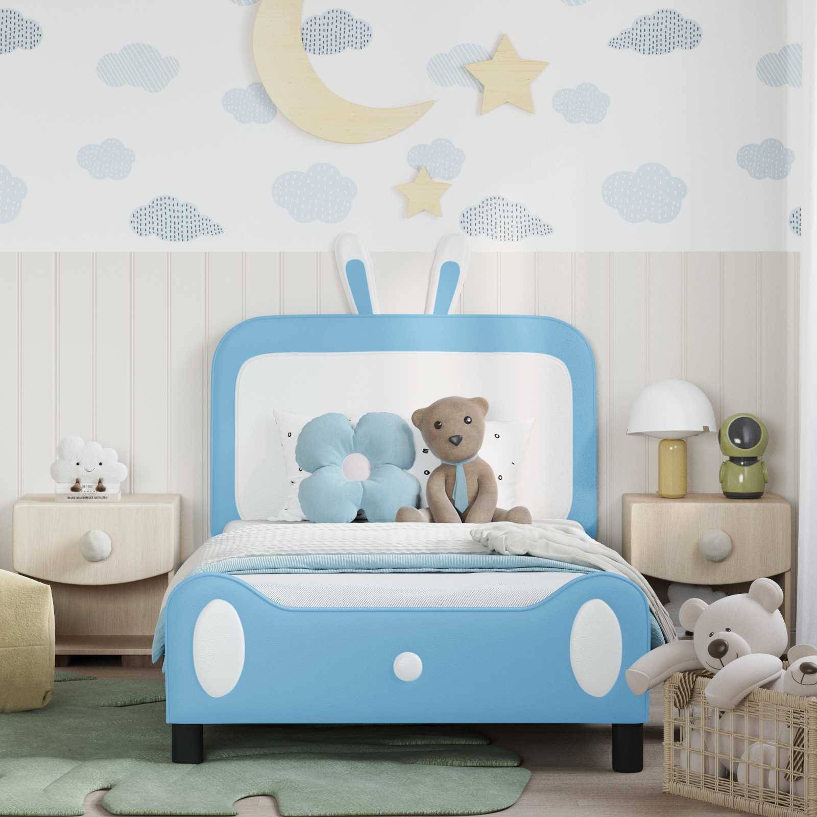 Ein Kinderzimmer präsentiert ein blaues autóförmiges Bett mit Plüschtieren, Wolken- und Mondwanddekorationen und eine gemütliche, spielerische Atmosphäre.