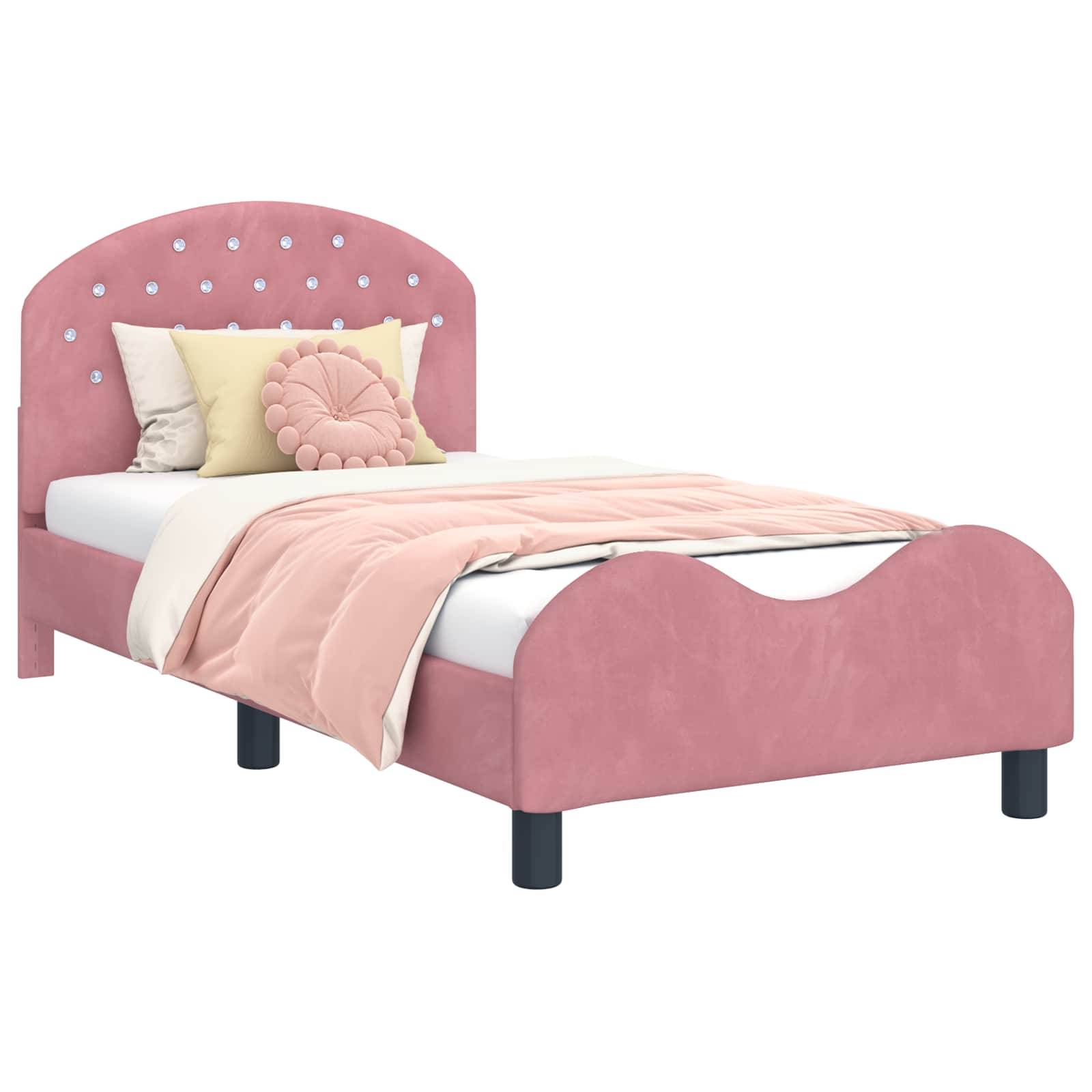 Rosa gepolstertes Bett mit geschwungenem Kopfteil, das Knopfsteppung aufweist, weiße Matratze sowie Kissen und Decke in Pastellfarben.