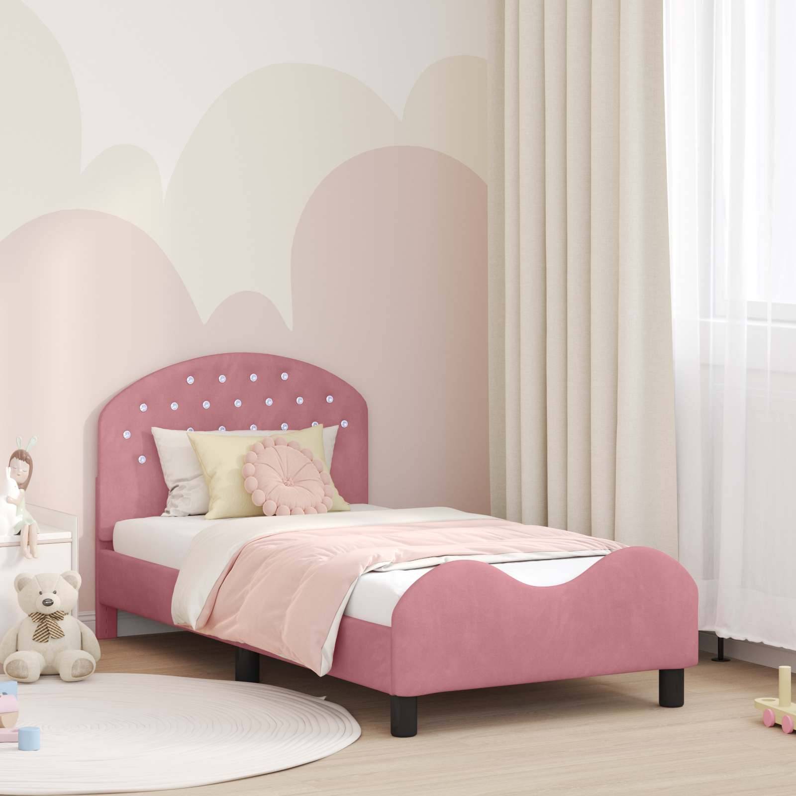 Ein Kinderschlafzimmer mit einem rosa Bett, das mit einer rosa und weißen Steppdecke verziert ist. Ein Teddybär liegt auf dem Boden und Sonnenlicht strömt durch die Vorhänge herein.