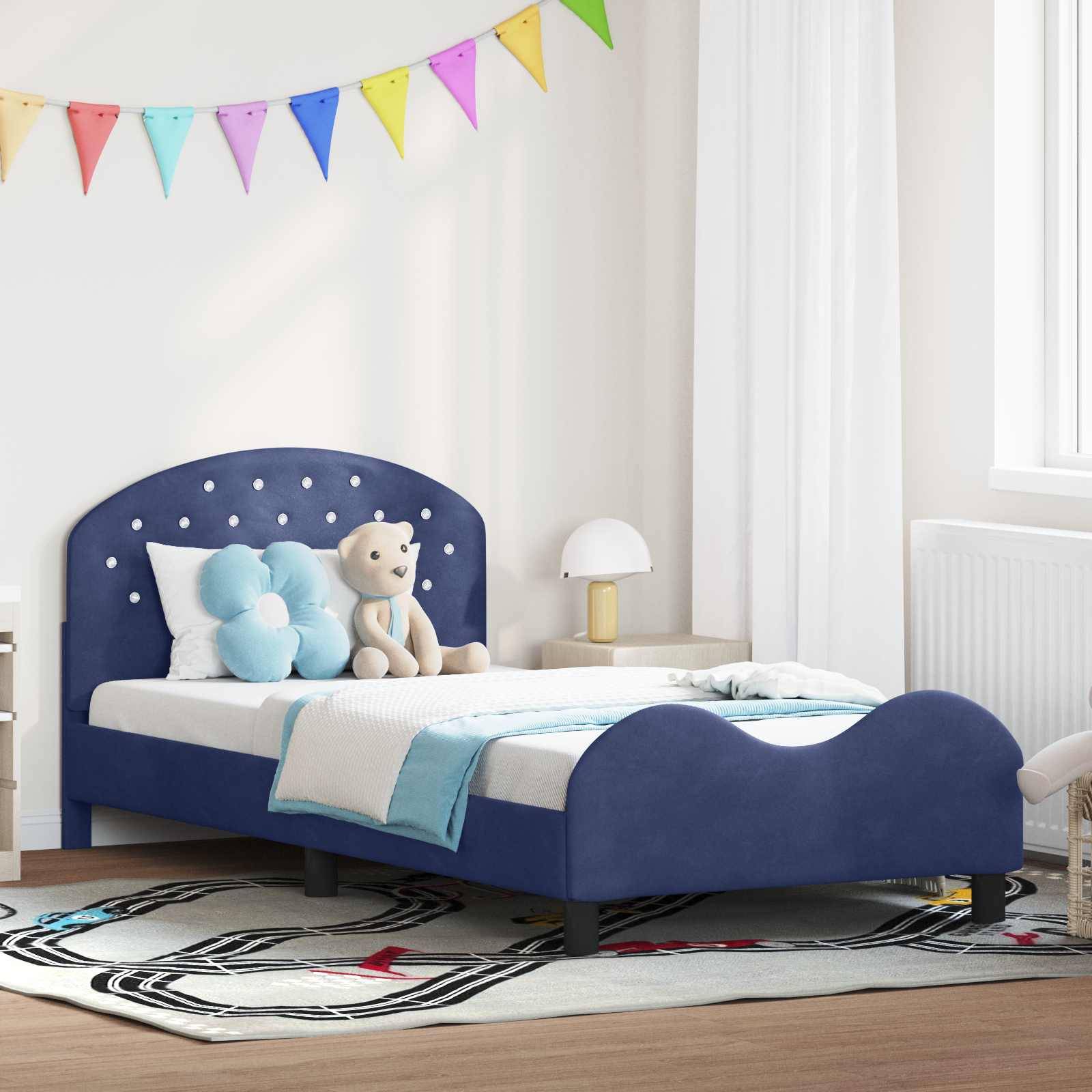 Ein gemütliches Kinderzimmer mit einem blauen Bett, Plüschtieren, einer bunten Flaggengirlande und weichem Licht schafft eine spielerische und einladende Atmosphäre.
