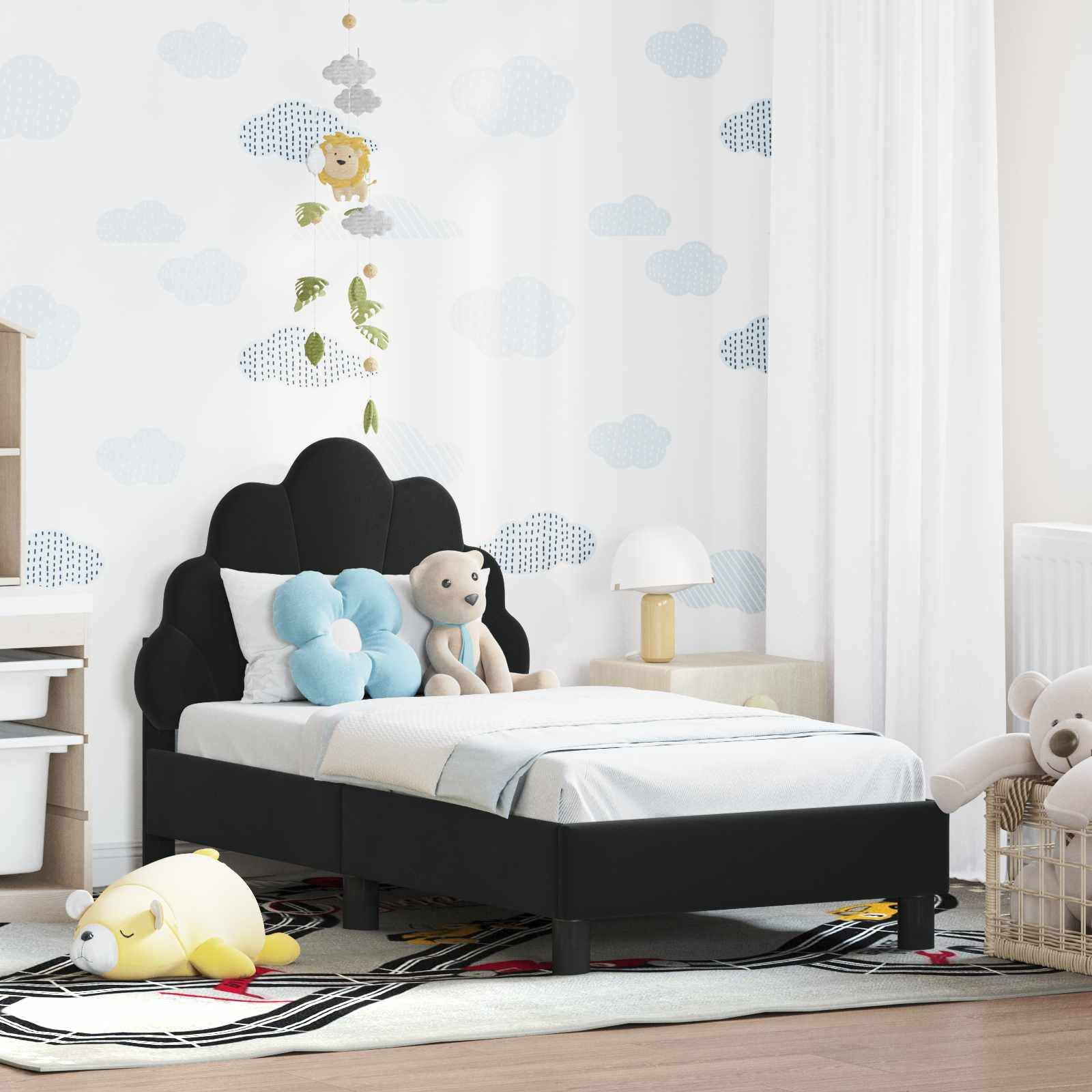 Ein Kinderzimmer mit einem schwarzen Bett, auf dem blaue und beige Plüschtiere liegen. Helle Tapeten mit Wolken- und Teddybärenmustern. Hell und einladend.