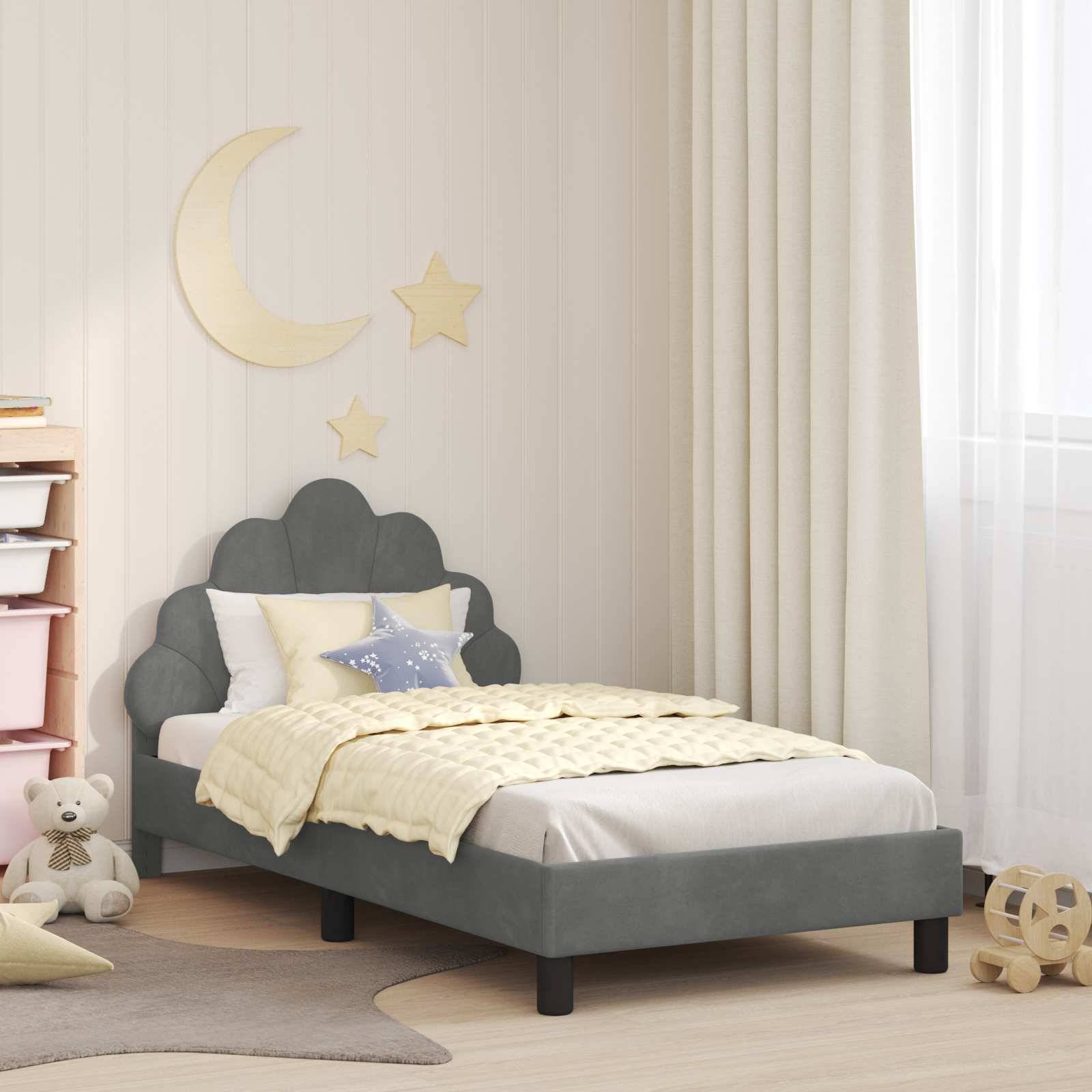Kinderzimmer mit einem grauen Bett, Bettwäsche in Pastellfarben, Teddybär, gestapelten Regalen und Mond- und Sternen-Wanddekoration. Weiche, beruhigende Töne.