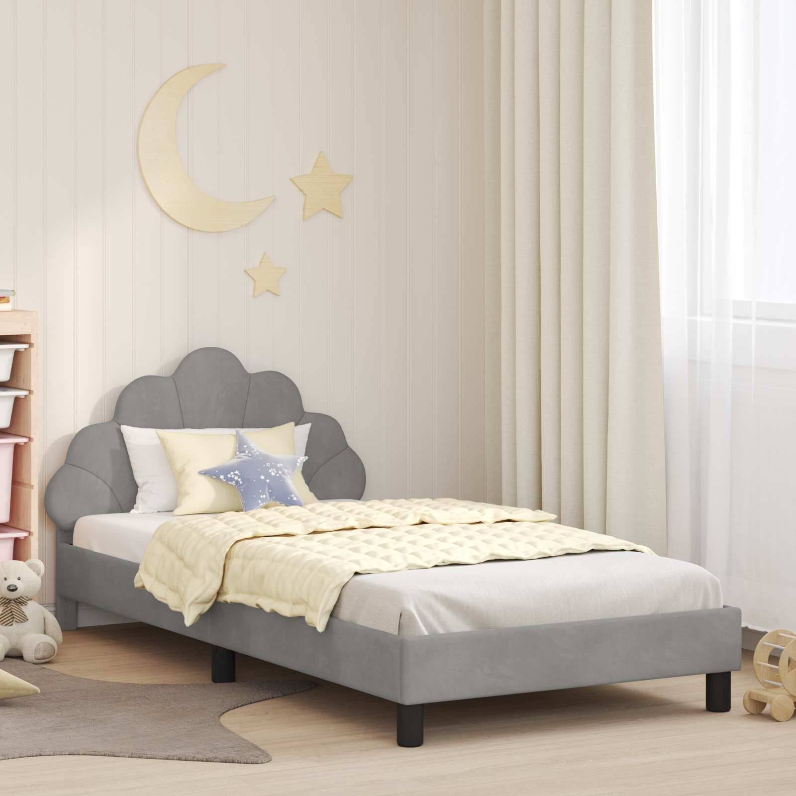 Ein Kinderzimmer mit einem Bett, dessen Kopfteil wolkenförmig gestaltet ist, einem gelben Decke und Wanddekoration mit Sternenthema, einschließlich einer Mondsichel und Sternen.