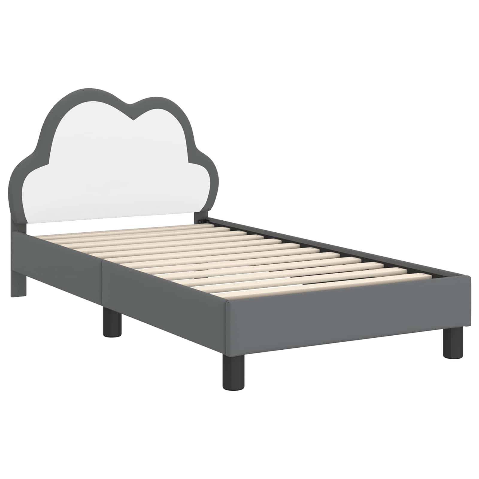 Ein Kinderbettgestell mit einer wolkenförmigen Kopfseite, in Weiß und Grau lackiert. Die Latten sind sichtbar, und es hat ein modernes Design.