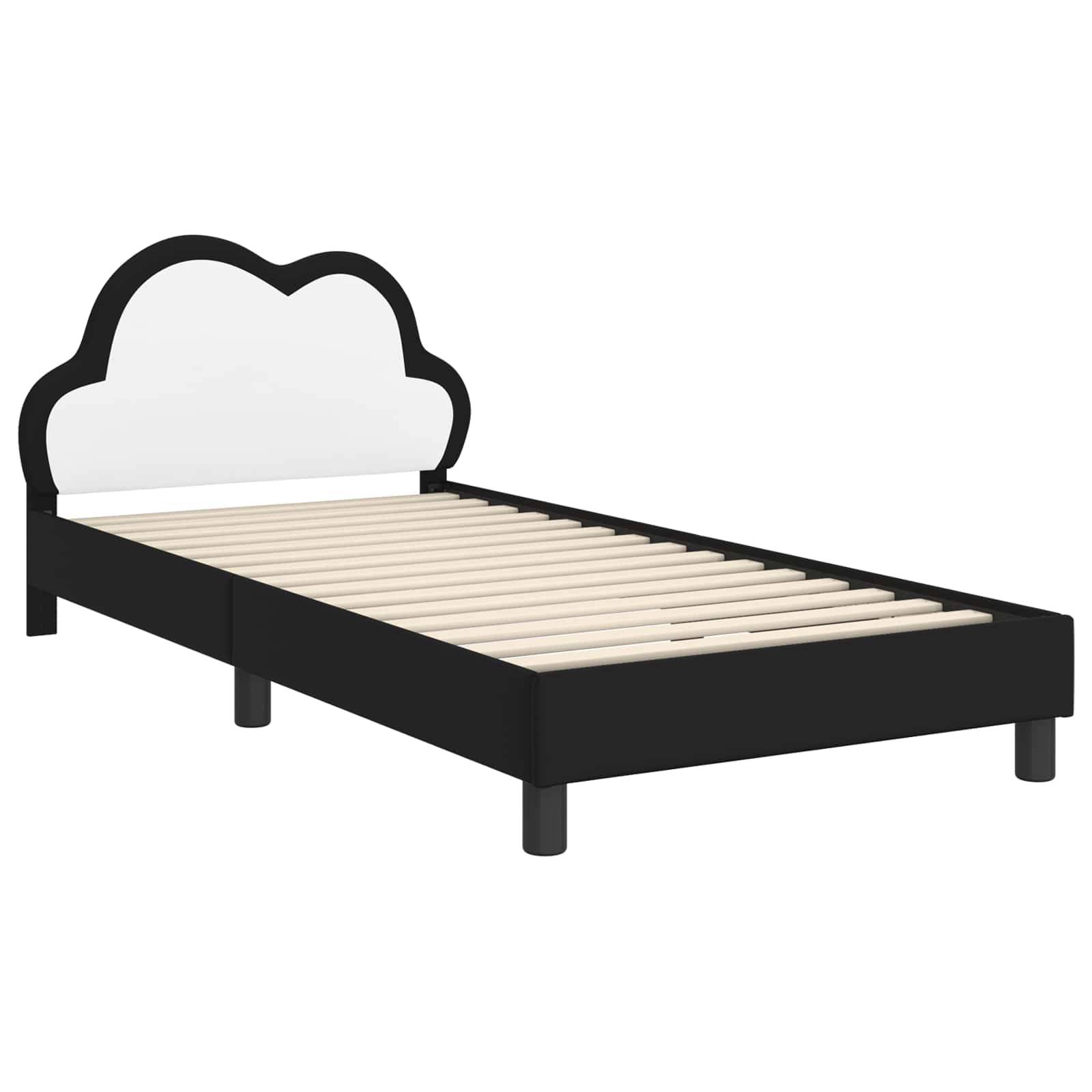 Ein schwarz-weißes Kinderbett mit einer wolkenförmigen Kopfseite, ausgestattet mit einer einfachen Holzlattenunterkonstruktion, konzipiert für eine verspieltes Schlafzimmerdesign.