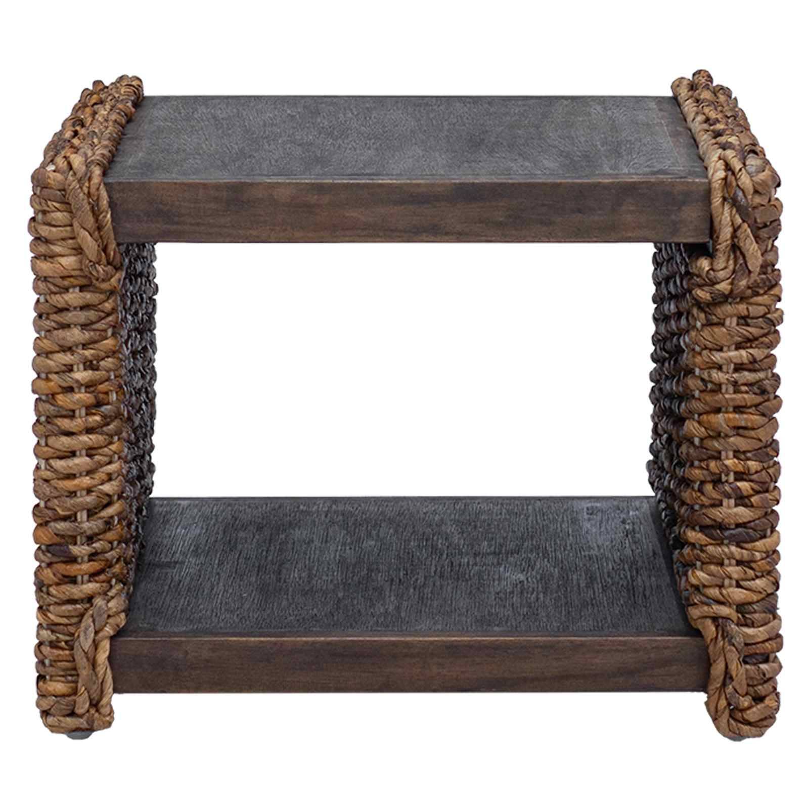 Ein rechteckiger Holz-Beistelltisch mit dunklen Ablagen und geflochtenen Weidenseiten, geeignet für Wohnzimmer- oder Terrassendekoration.
