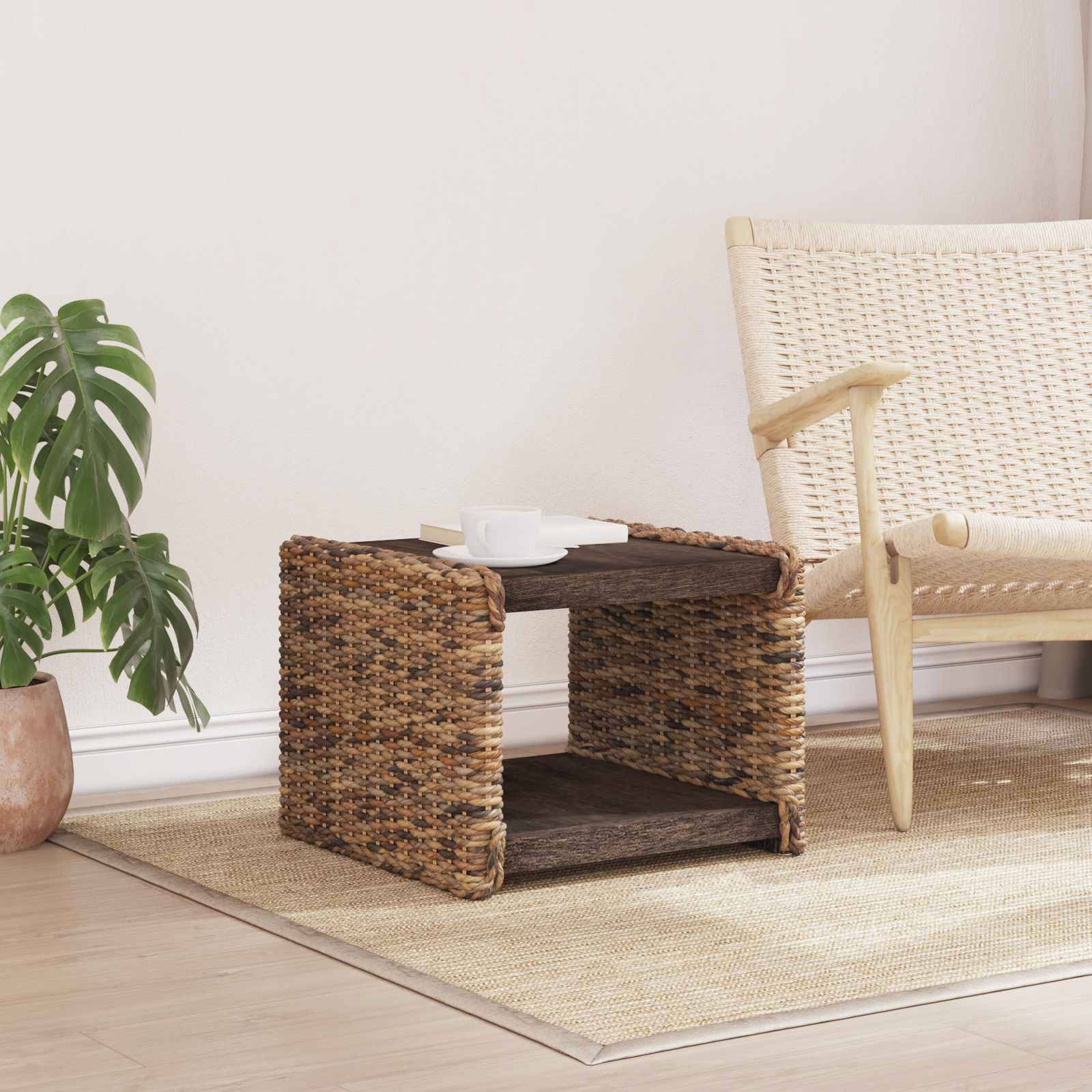 Eine gemütliche Ecke im Wohnzimmer mit einem weißen geflochtenen Stuhl neben einem Rattantisch auf einem gewebten Teppich, eine Zimmerpflanze dekoriert den Raum.