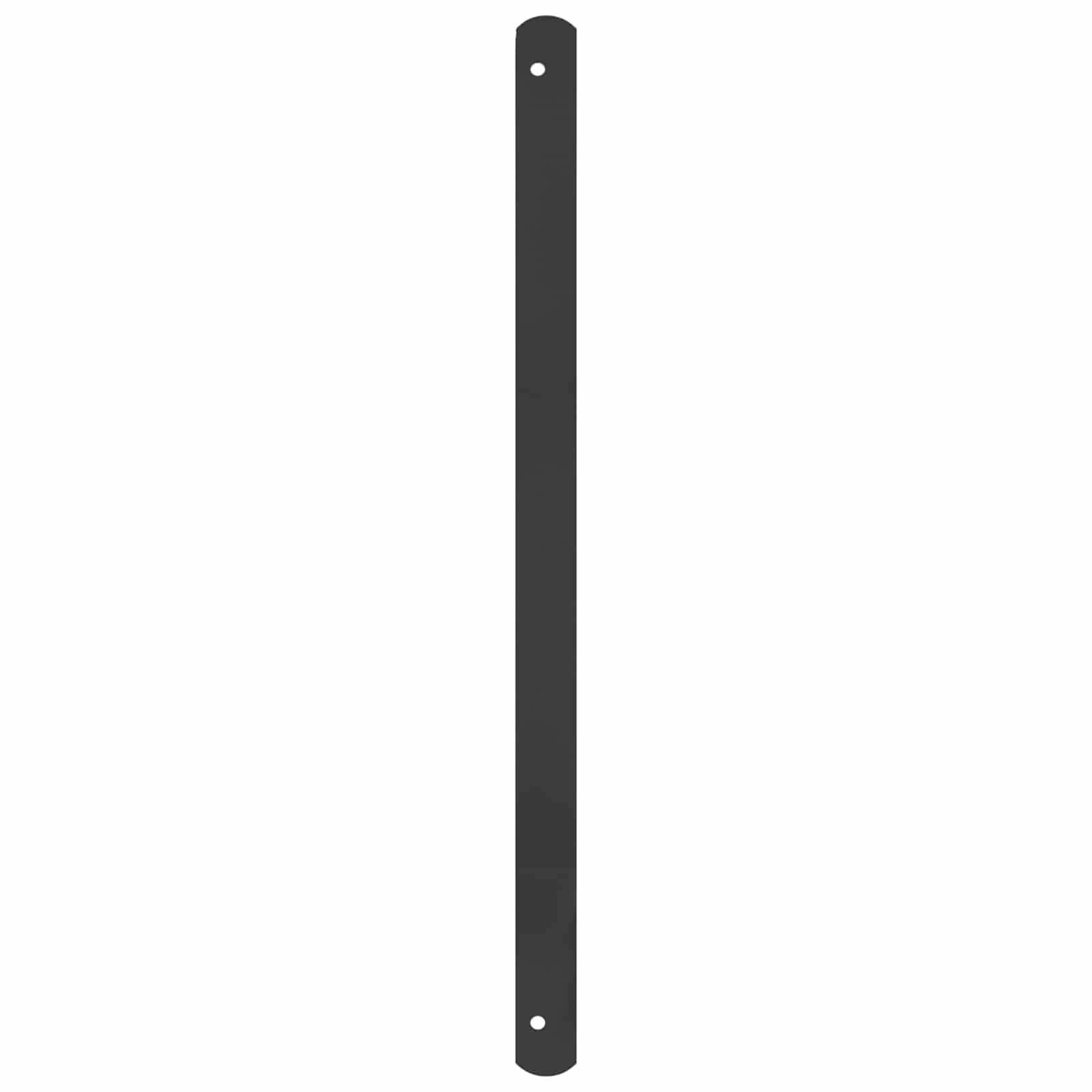 Ein langer, schmaler schwarzer Metallstreifen mit zwei Löchern, eines an jedem Ende, wahrscheinlich für Montage- oder Befestigungszwecke.