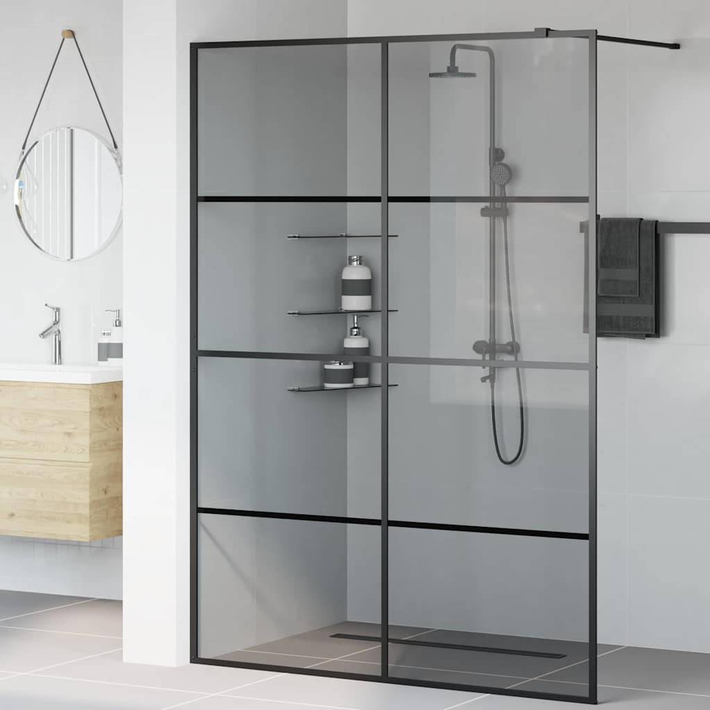 Ein modernes Badezimmer mit einer Duschkabine aus Glas, die eine Regendusche mit breitem Duschkopf aufweist, Wandregalen mit Toilettenprodukten und einem Holzwaschbeckenunterschrank mit einem runden Spiegel.