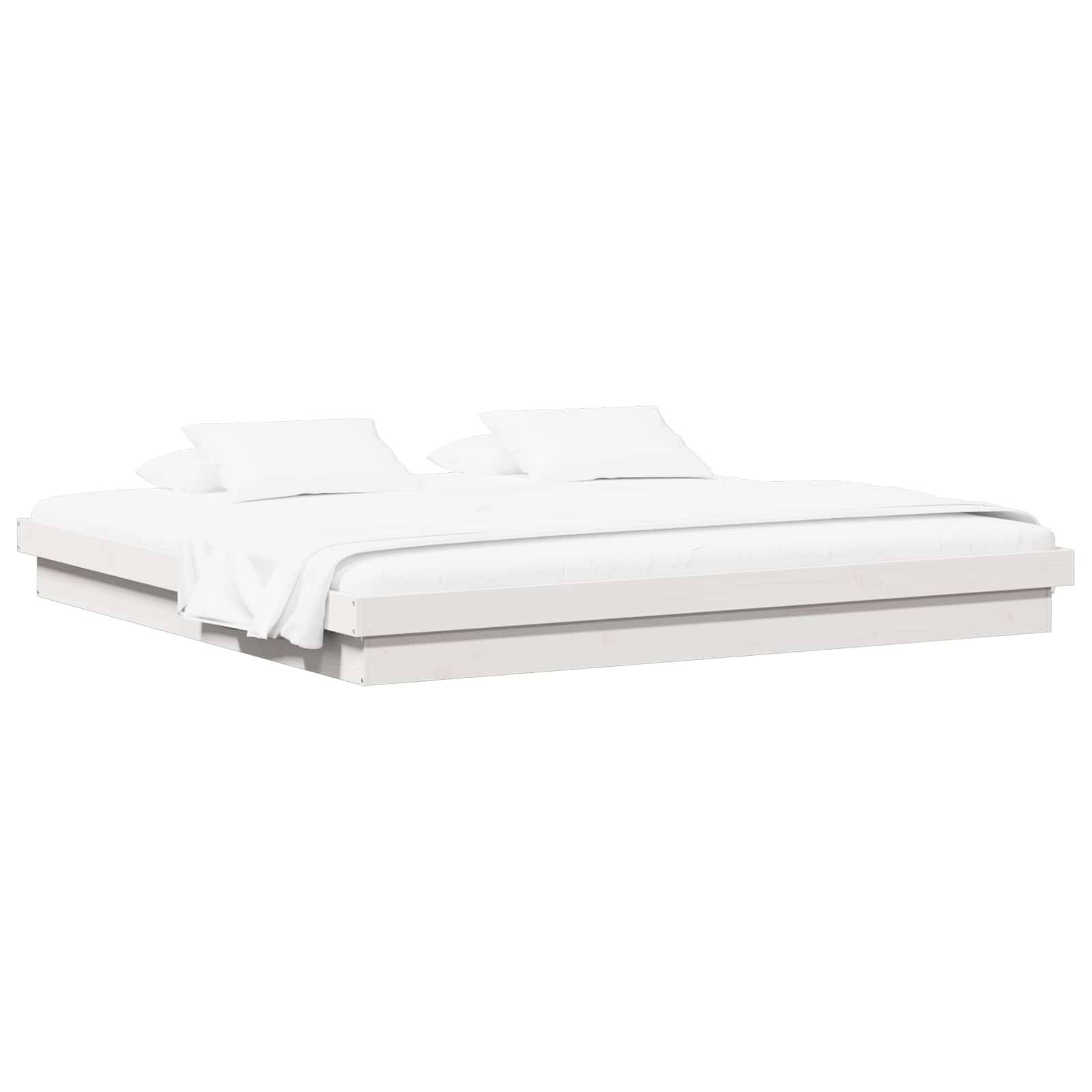 Ein modernes, flaches Bett mit einem schlanken weißen Rahmen, bedeckt mit einem ordentlich aufgemachten weißen Bettdecken und zwei weißen Kissen.