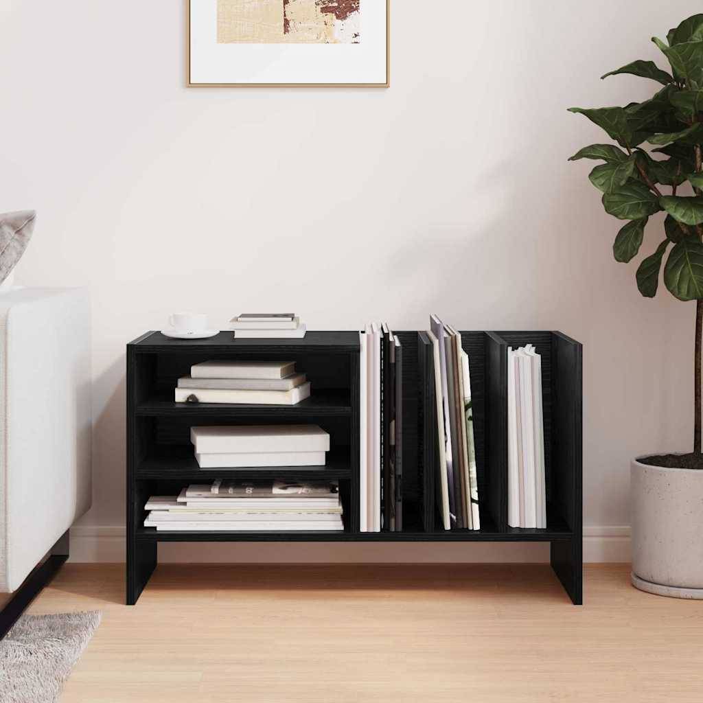Ein modernes schwarzes Bücherregal trägt Bücher und Zeitschriften, flankiert von einem weißen Sofa und einer Zimmerpflanze, in einem hellen, minimalistischen Wohnzimmer.