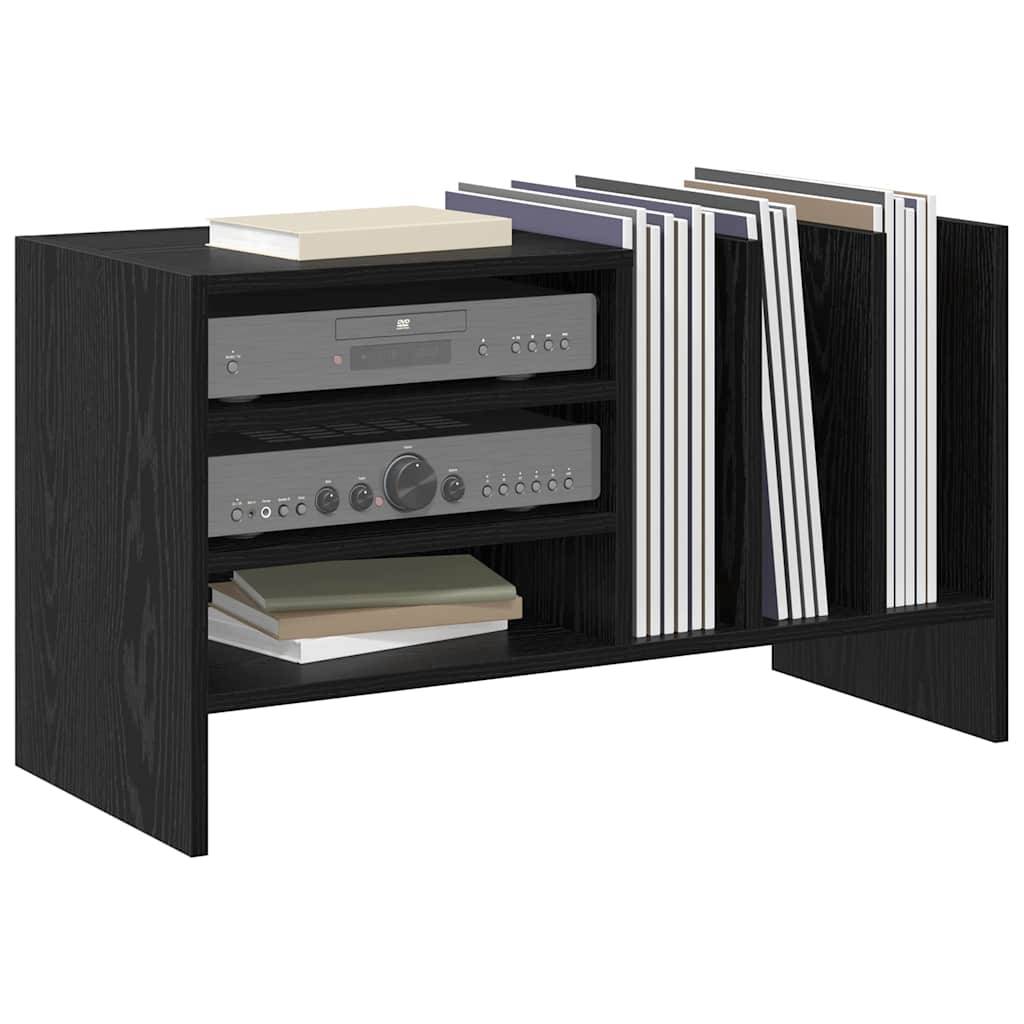 Ein schwarzes Medienaufbewahrungsregal beherbergt zwei Audiokomponenten und mehrere aufrecht stehende Bücher. Das Design ist schlicht und modern.