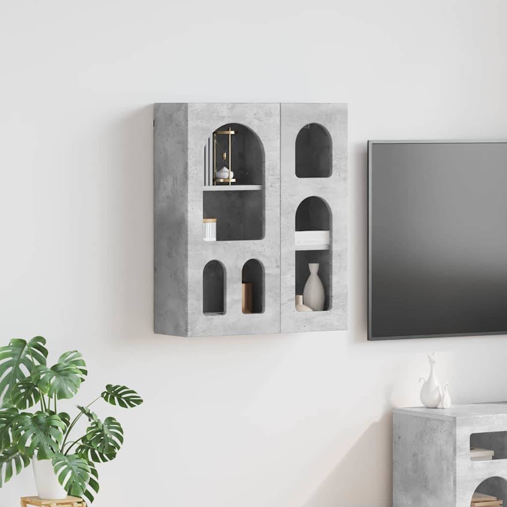 Wandmontierter grauer Schrank mit offenen Regalen, auf denen geometrische Dekorationsgegenstände ausgestellt sind. In der Nähe befindet sich ein moderner schwarzer Fernseher und eine kleine Pflanze auf einem weißen Tisch.