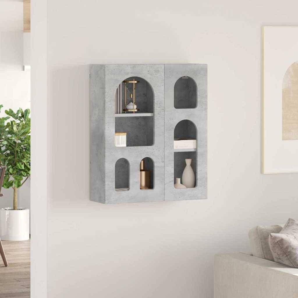 Ein moderner grauer Wandschrank mit offenen gewölbten Regalen präsentiert dekorative Gegenstände wie eine Vase und Bücher in einem minimalistischen Wohnzimmerambiente.