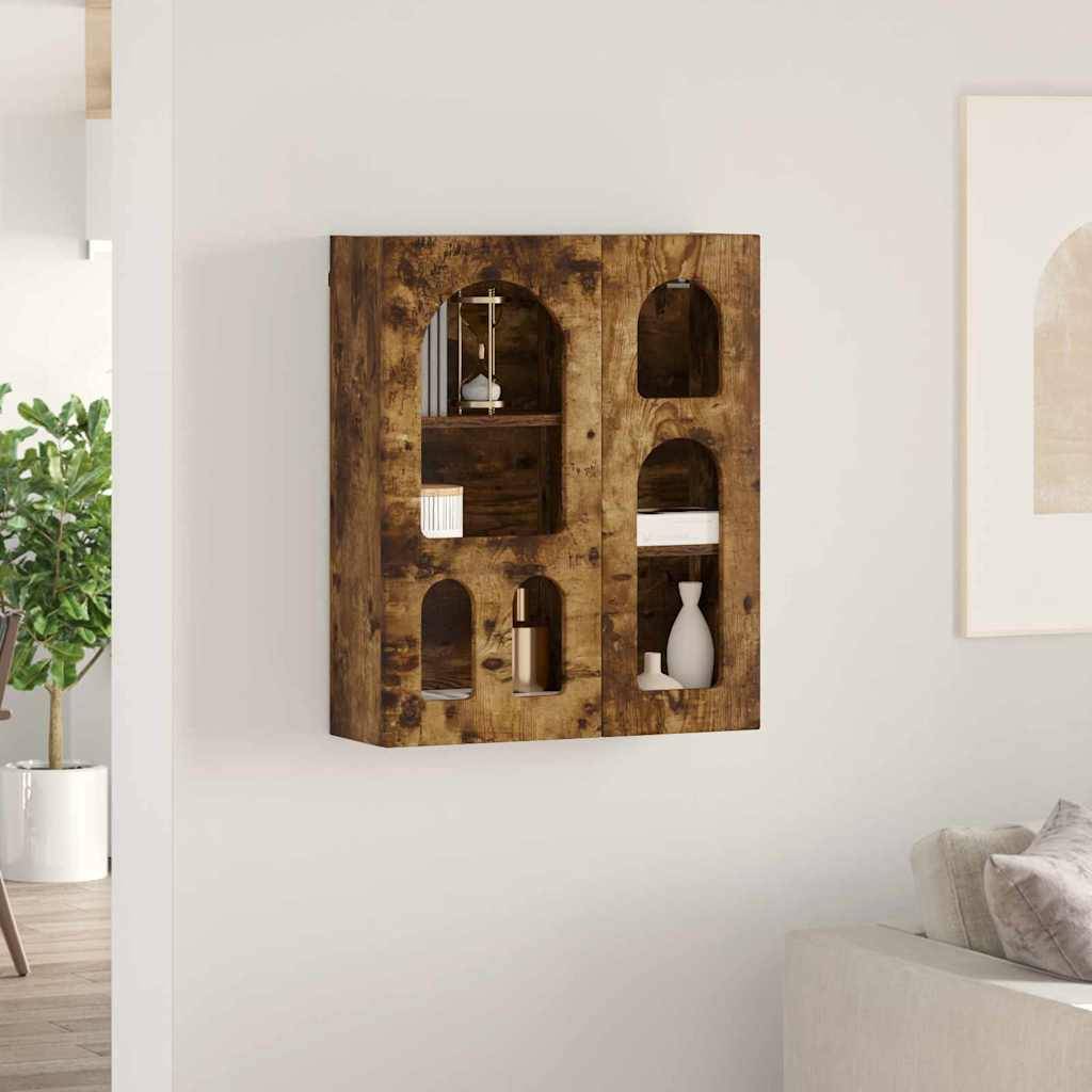 Ein hölzernes Wandregal mit fünf Fächern, auf dem kleine Dekorationsgegenstände ausgestellt sind, darunter eine weiße Vase und ein Kreuz, vor einer hellen Wand.