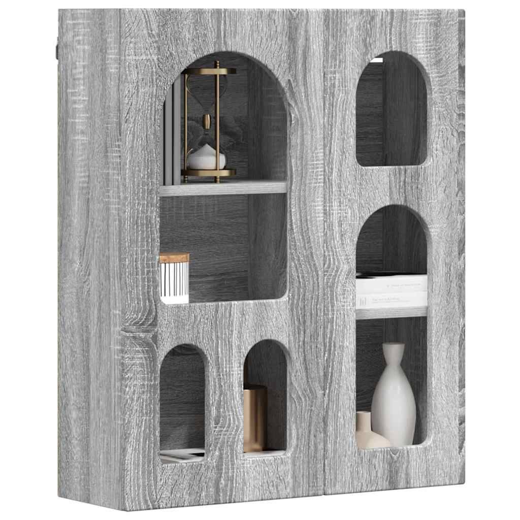 Ein grauer Holzbücherregal mit fünf geschwungenen Fächern hält verschiedene Dekorationsgegenstände, darunter eine Vase, Bücher und eine kleine Laterne.