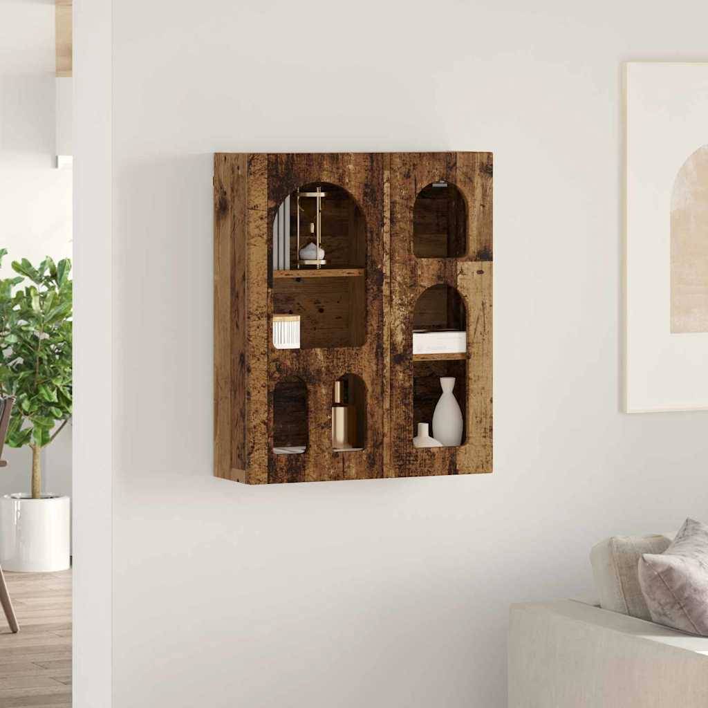 An der Wand befestigtes Holzregal mit Fächern, auf dem Vasen und kleine Dekorationsgegenstände ausgestellt sind. Heller, moderner Raum mit minimalistischer Einrichtung.