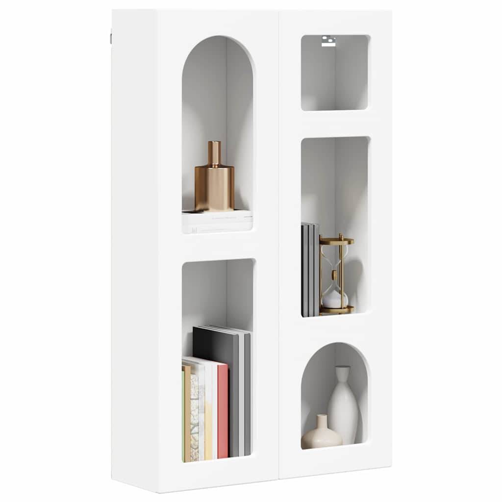 Ein weißes Wandregalset mit fünf offenen Fächern, auf dem Bücher, eine Vase und Dekorationsgegenstände in Gold- und neutralen Tönen präsentiert werden.